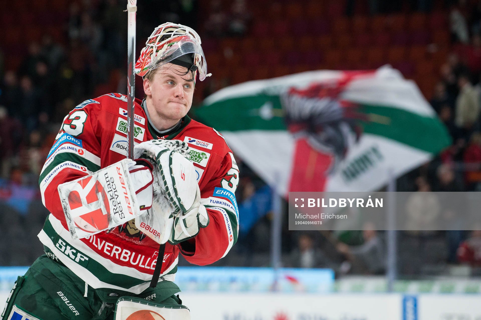Frölundas målvakt Johan Mattsson tackar publiken