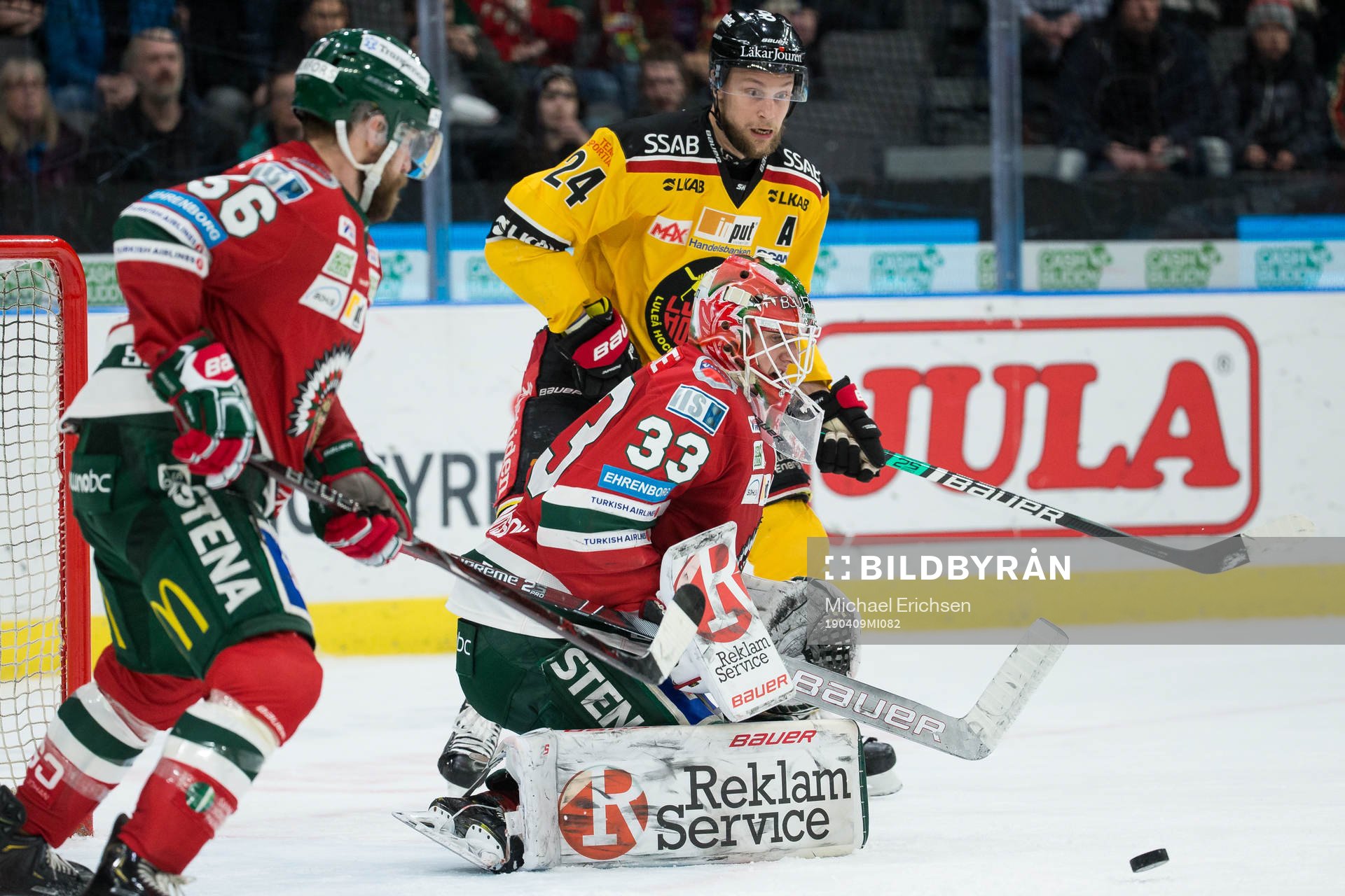 Frölundas målvakt Johan Mattsson räddar ett skott