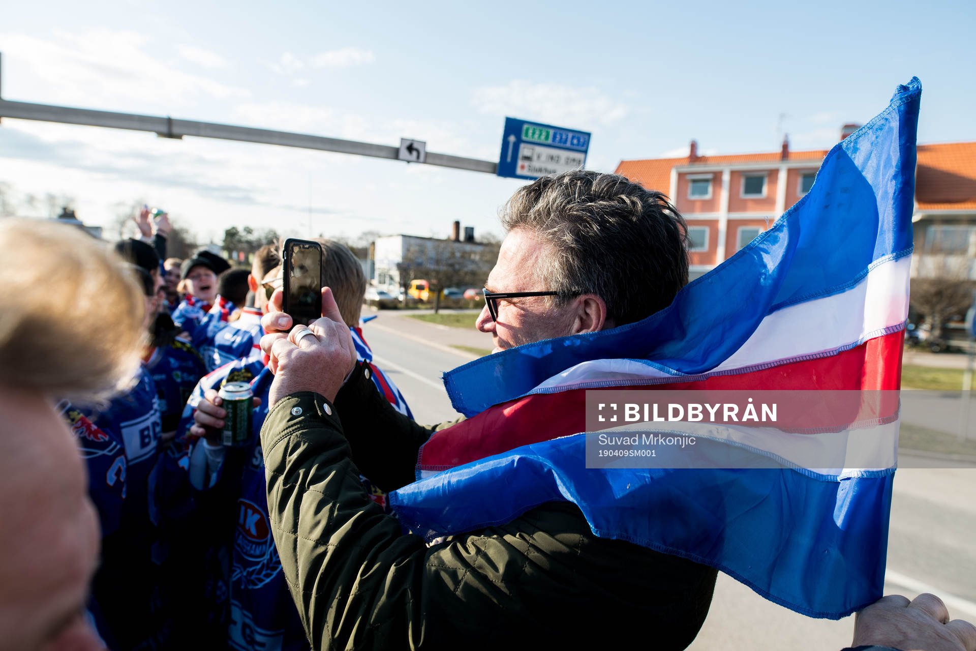 Oskarshamns tränare Håkan Åhlund firar på väg till
