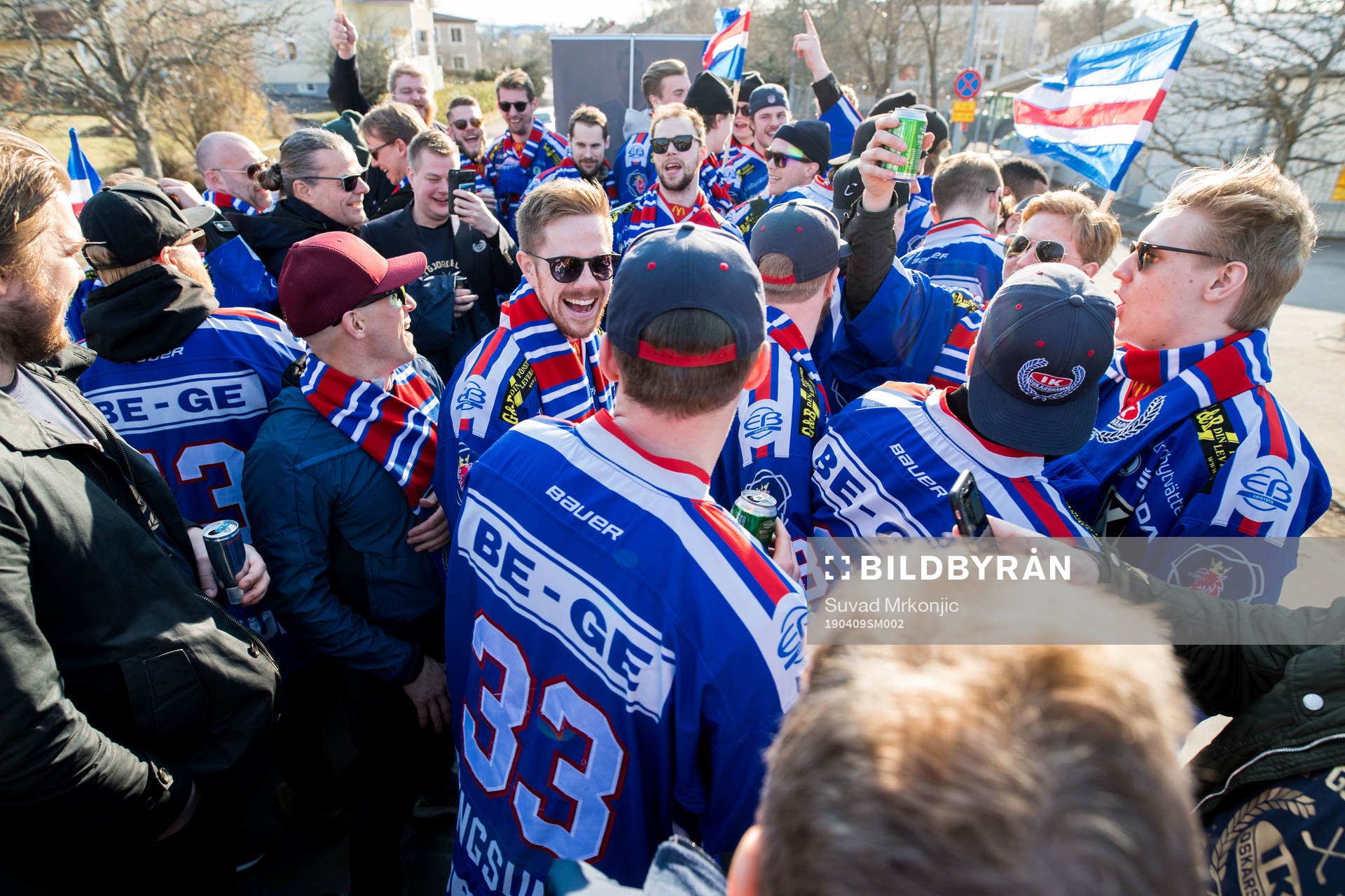 Oskarshamns spelare firar på väg till motagningen vid