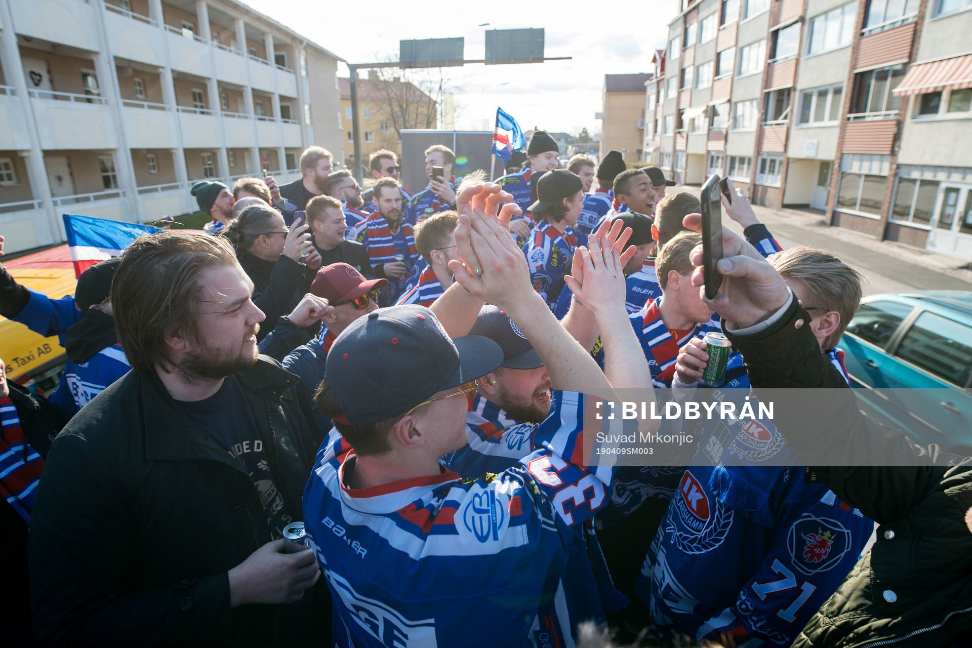 Oskarshamns spelare firar på väg till motagningen vid