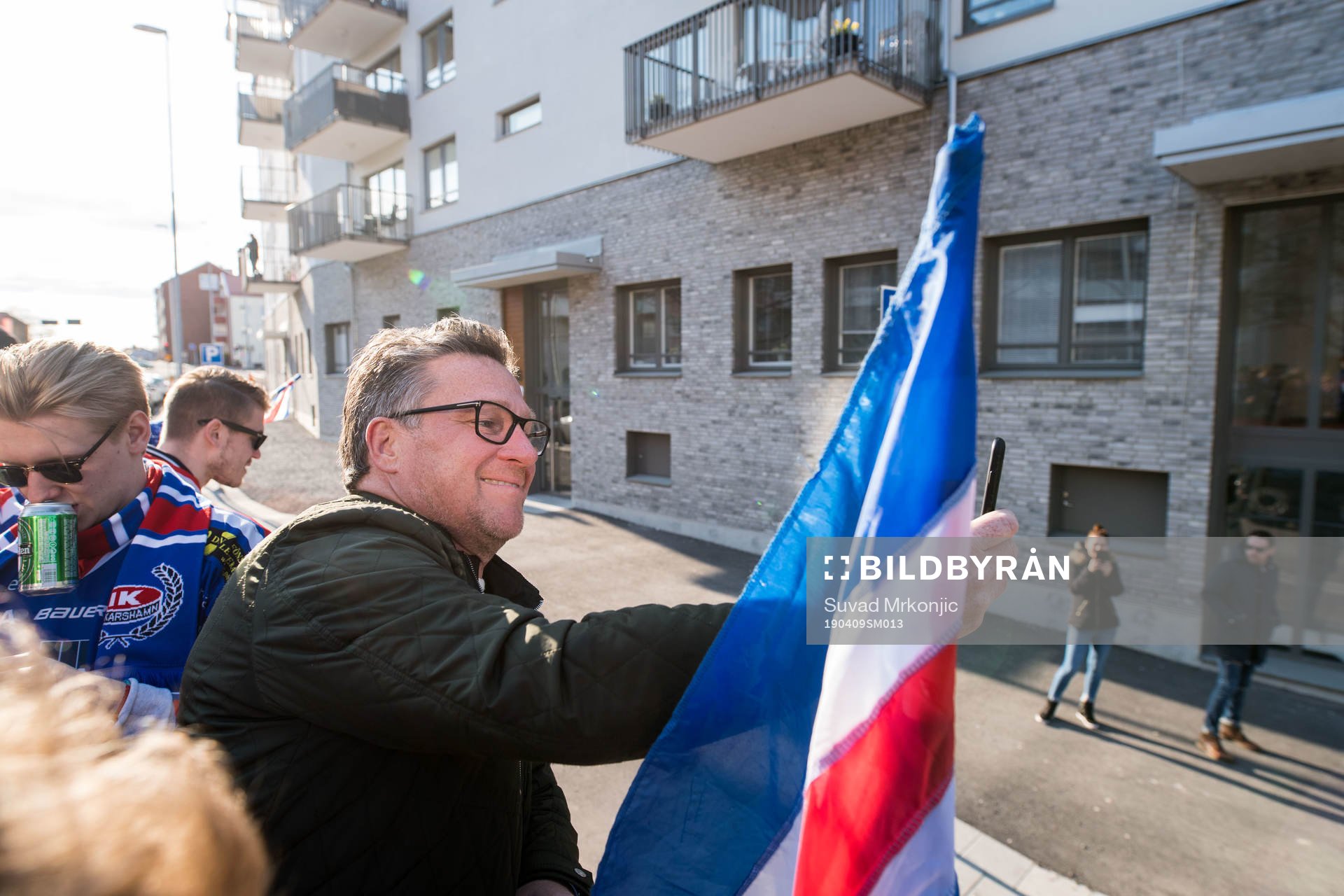 Oskarshamns tränare Håkan Åhlund firar på väg till