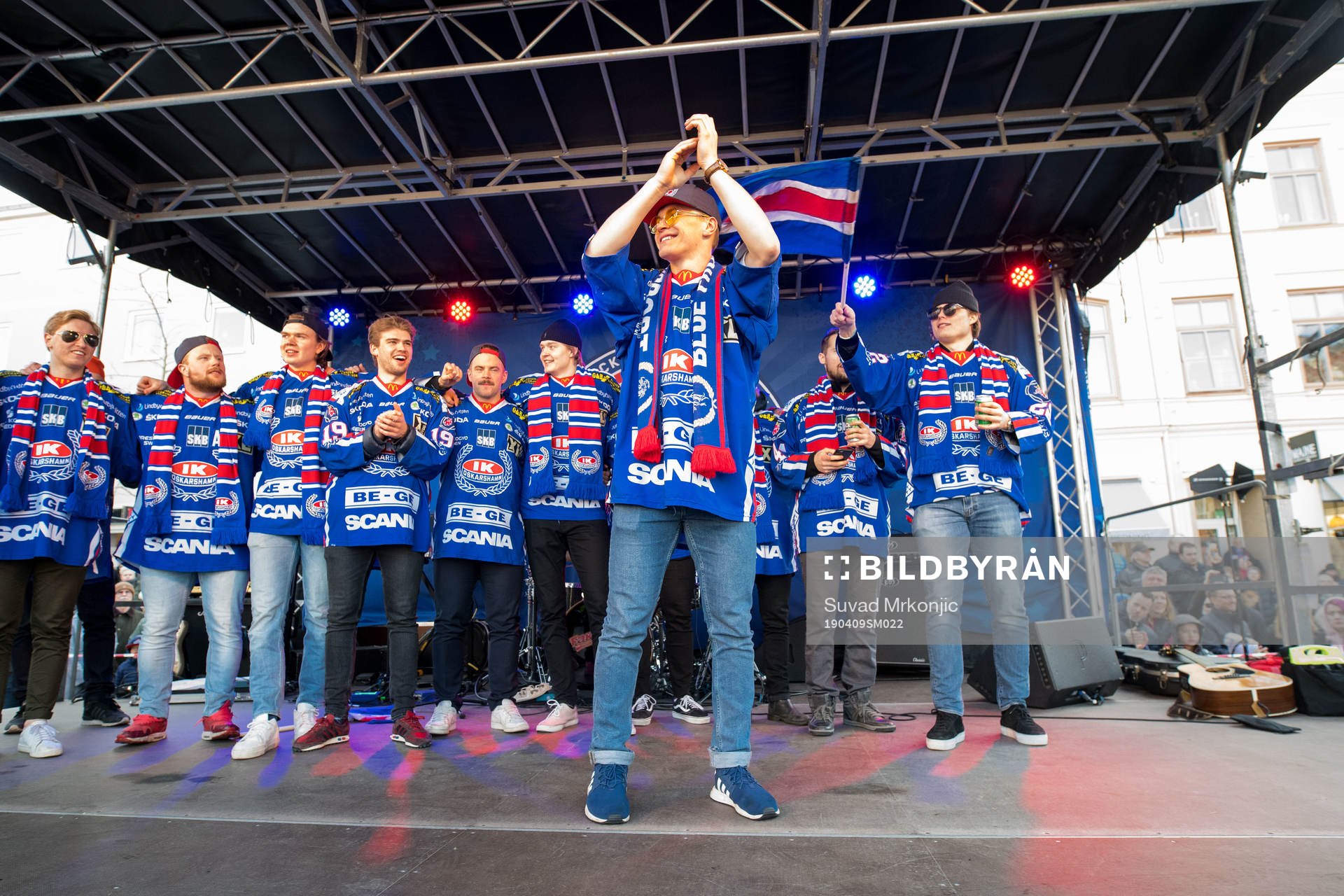 Oskarshamns Filiph Engsund firar vid Lilla Torget dagen