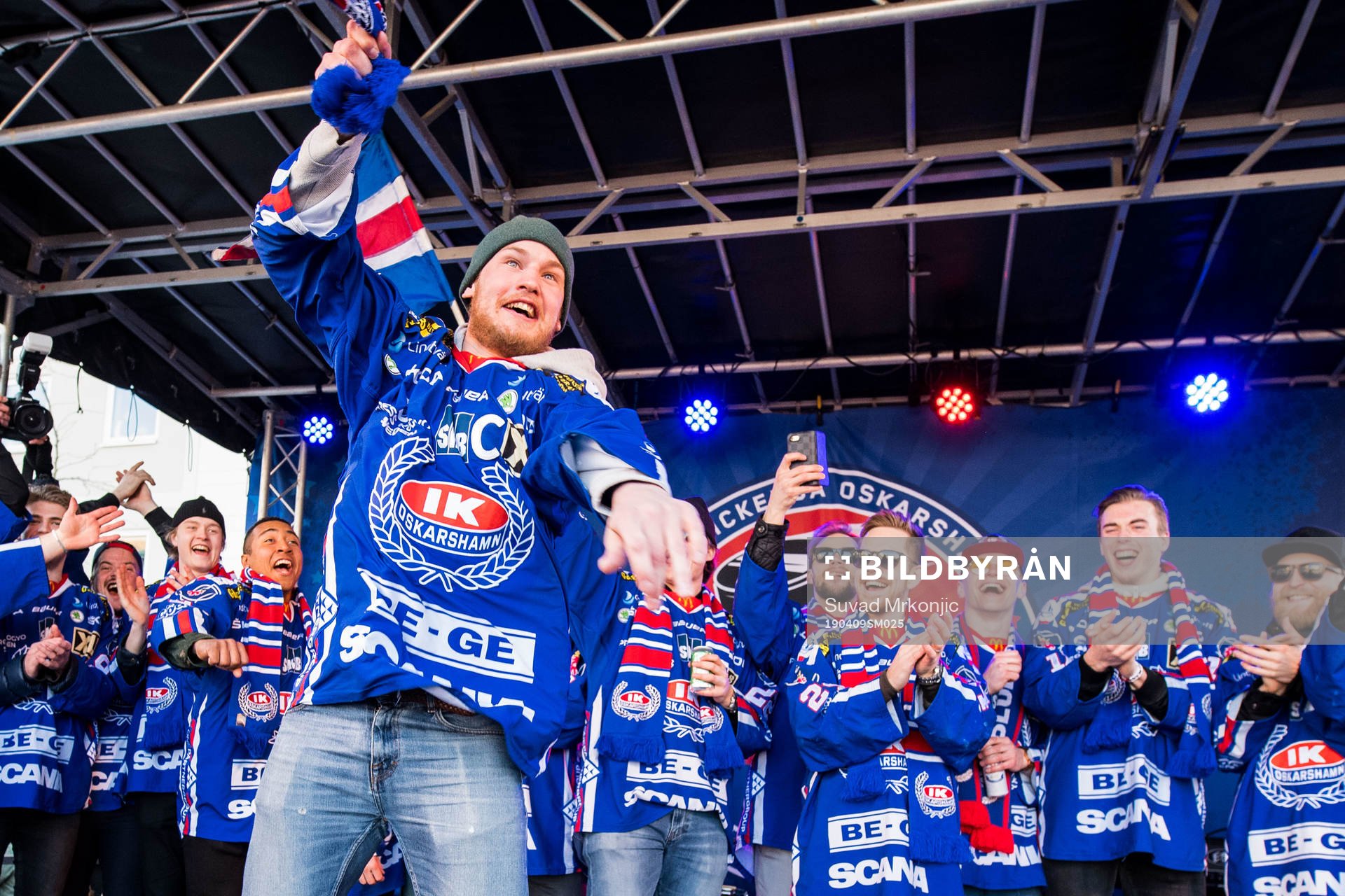 Oskarshamns Jonas Engström  firar vid Lilla Torget dagen