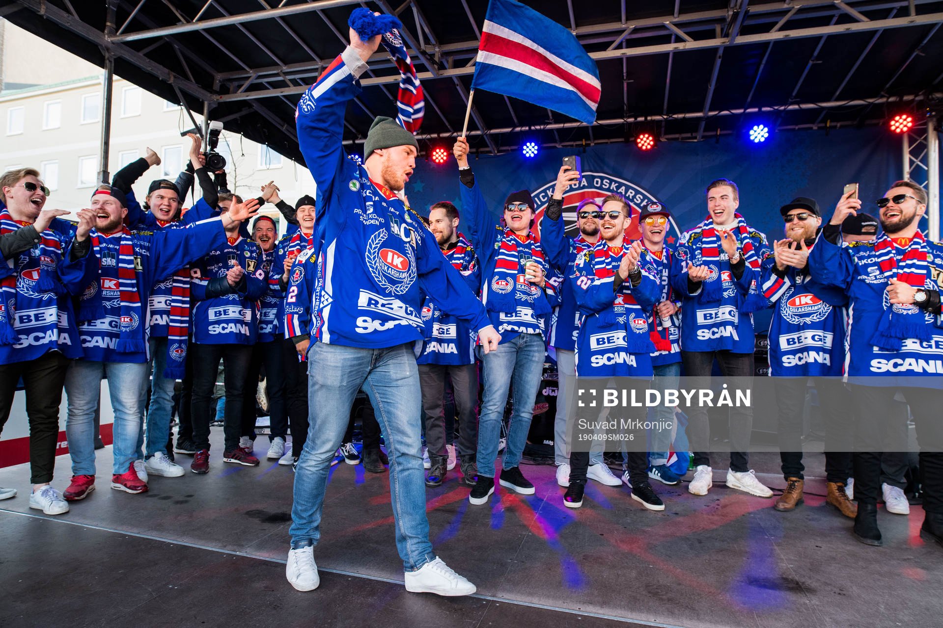 Oskarshamns Jonas Engström firar vid Lilla Torget dagen