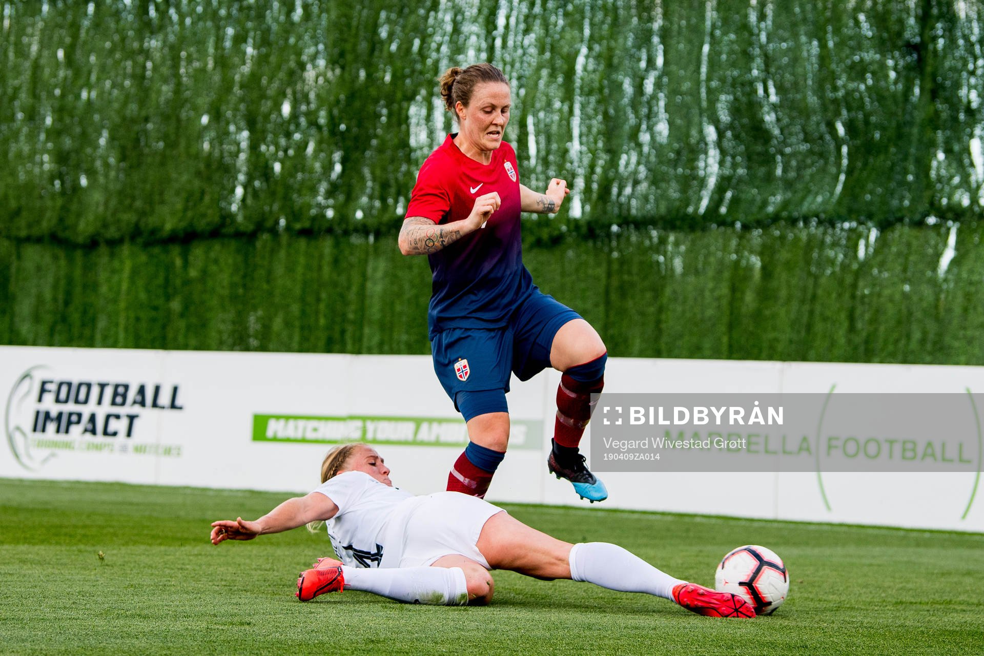 Catherine CJ Bott of New Zealand and Isabell Herlovsen of