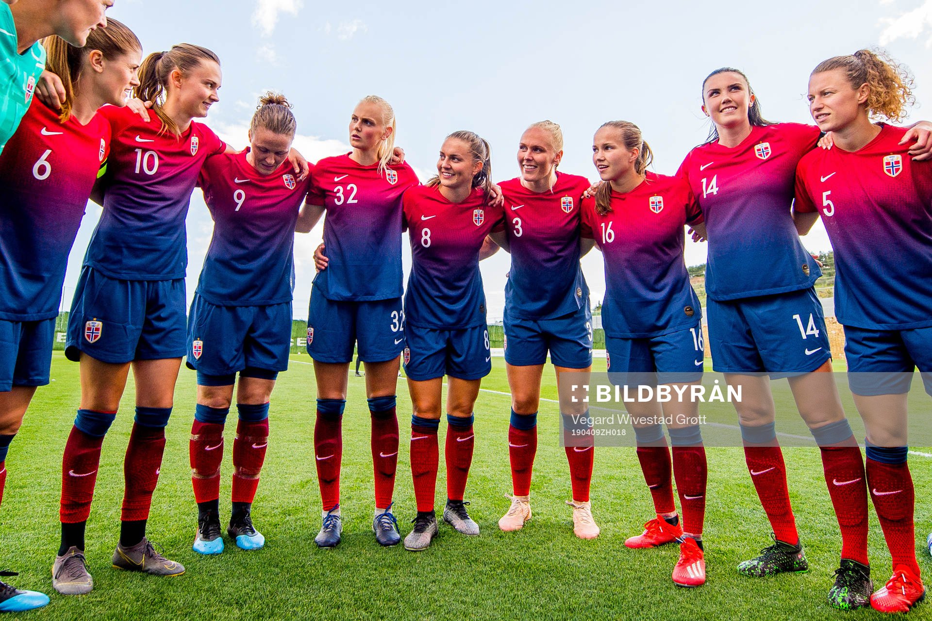 Maren Mjelde, Caroline Graham Hansen, Isabell Herlovsen, Karina Sævik, Vilde Bøe Risa, Maria Thorisdottir, Guro Reiten, Ingrid Syrstad Engen and Synne Skinnes Hansen of Norway gather in a circle ahead of the women's international friendly football match between Norway and New Zealand on April 9, 2019 in Marbella.