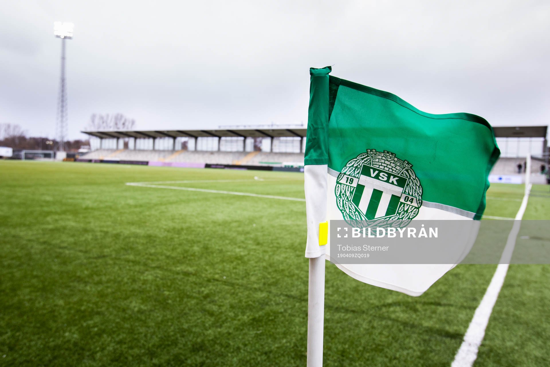 Hörnflagga med Västerås märke innan fotbollsmatchen i