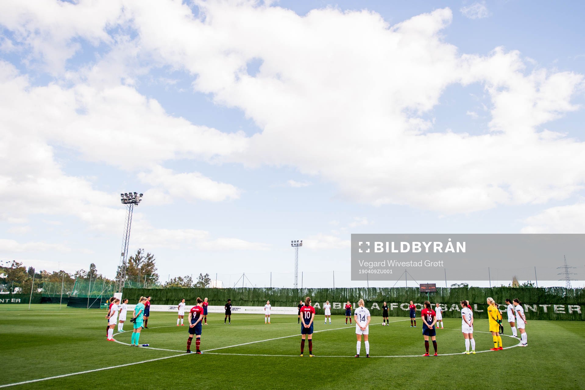 The players of both teams gather in a circle for a moment