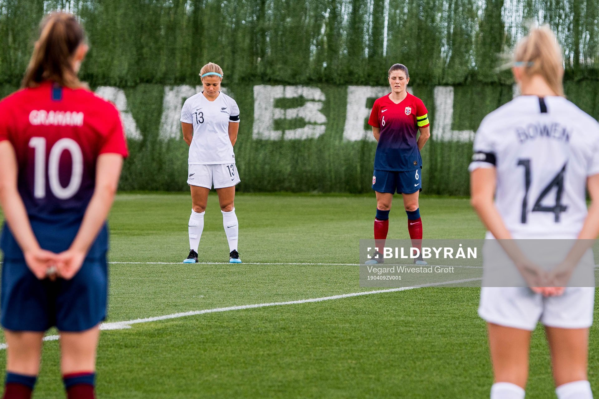 Caroline Graham Hansen of Norway, Rosie White of New Zealand, Maren Mjelde of Norway and Katie Bowen of New Zealand gather in a circle for a moment of silence ahead of the women's international friendly football match between Norway and New Zealand on April 9, 2019 in Marbella.