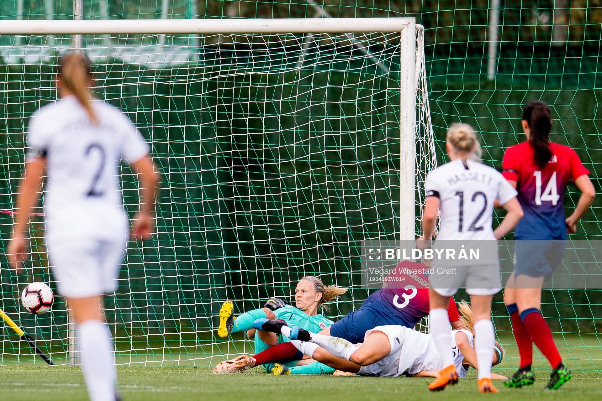 Rosie White of New Zealand scores 0-1 past goalkeeper