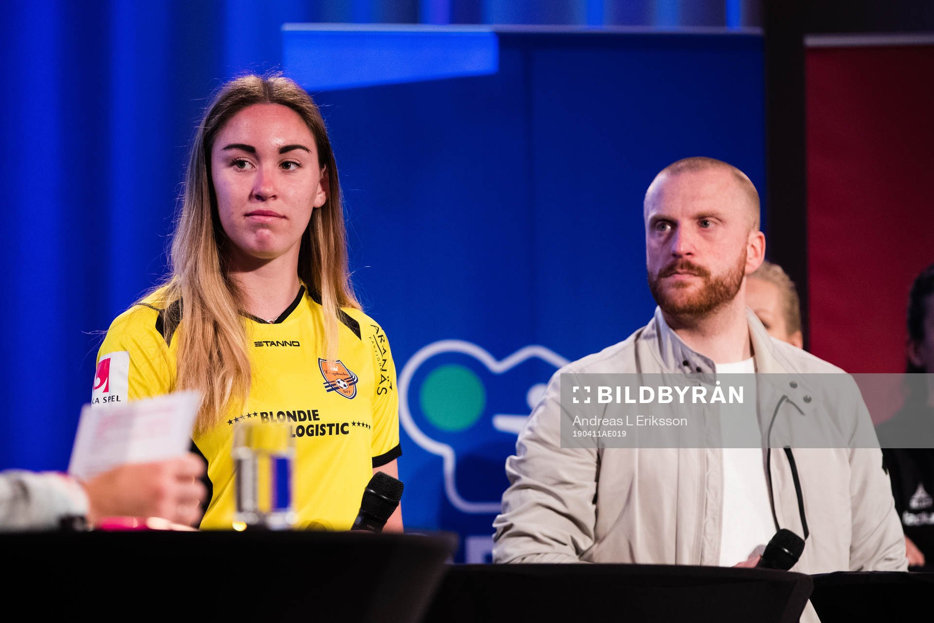 Moa Öhman och tränare Henrik Korhonen, Kungsbacka under upptaktsträffen för Damallsvenskan i fotboll den 11 april 2019 i Stockholm.