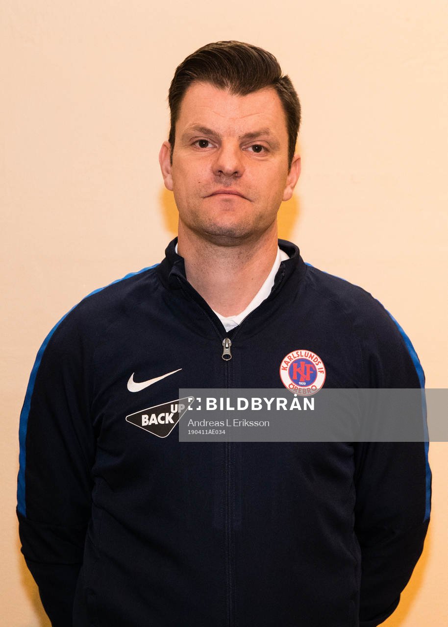 Stefan Ärnesved, tränare Örebro poserar för ett porträtt under upptaktsträffen för Damallsvenskan i fotboll den 11 april 2019 i Stockholm.