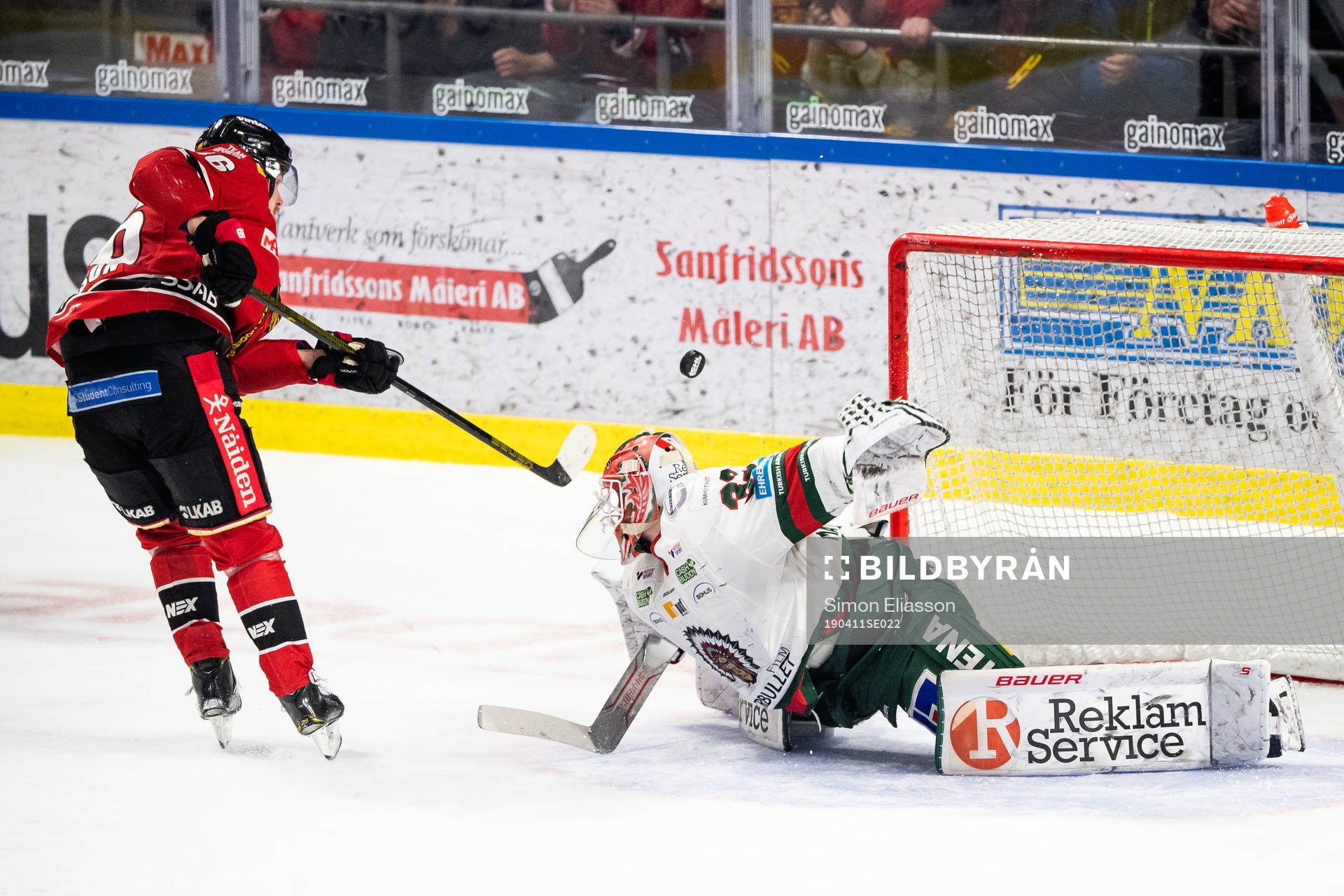 Frölundas målvakt Johan Mattsson räddar straff från