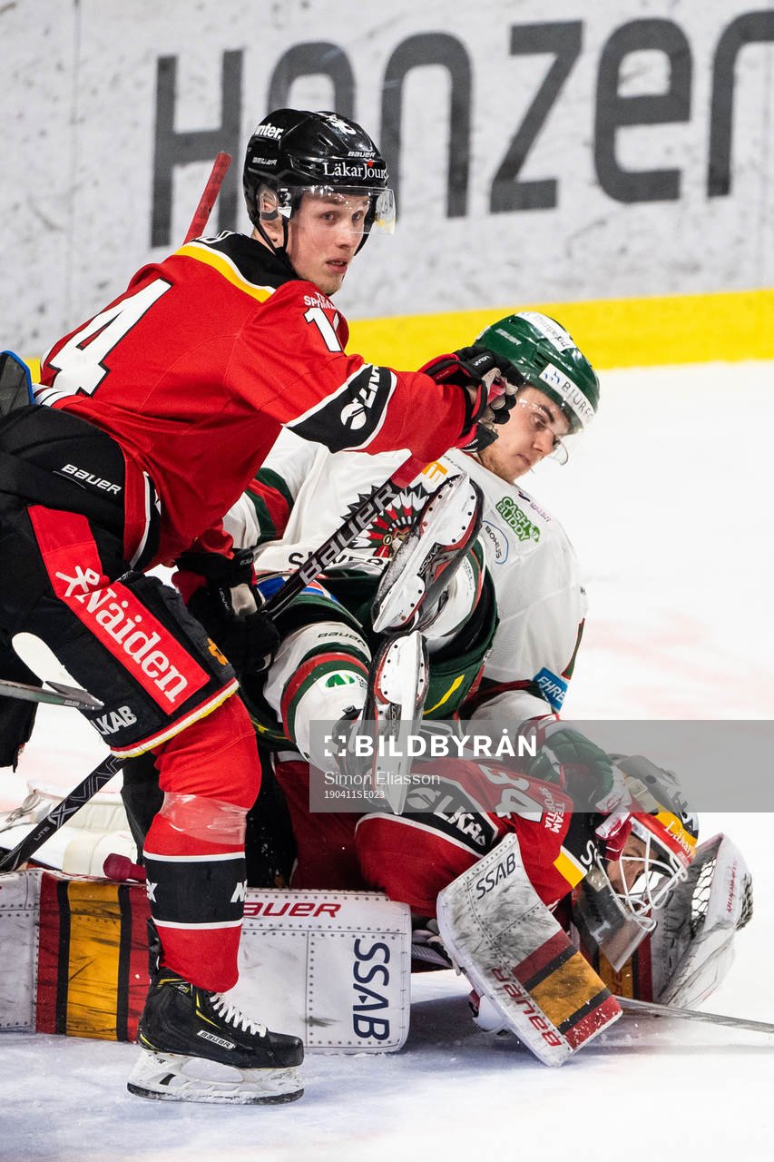 Luleås Jonas Berglund och målvakt Joel Lassinantti i en
