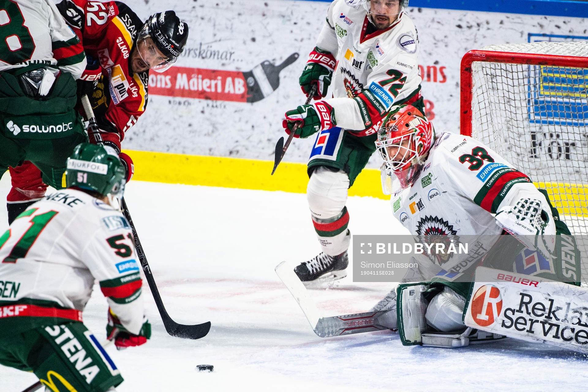 Luleås Karl Fabricius och Frölundas målvakt Johan