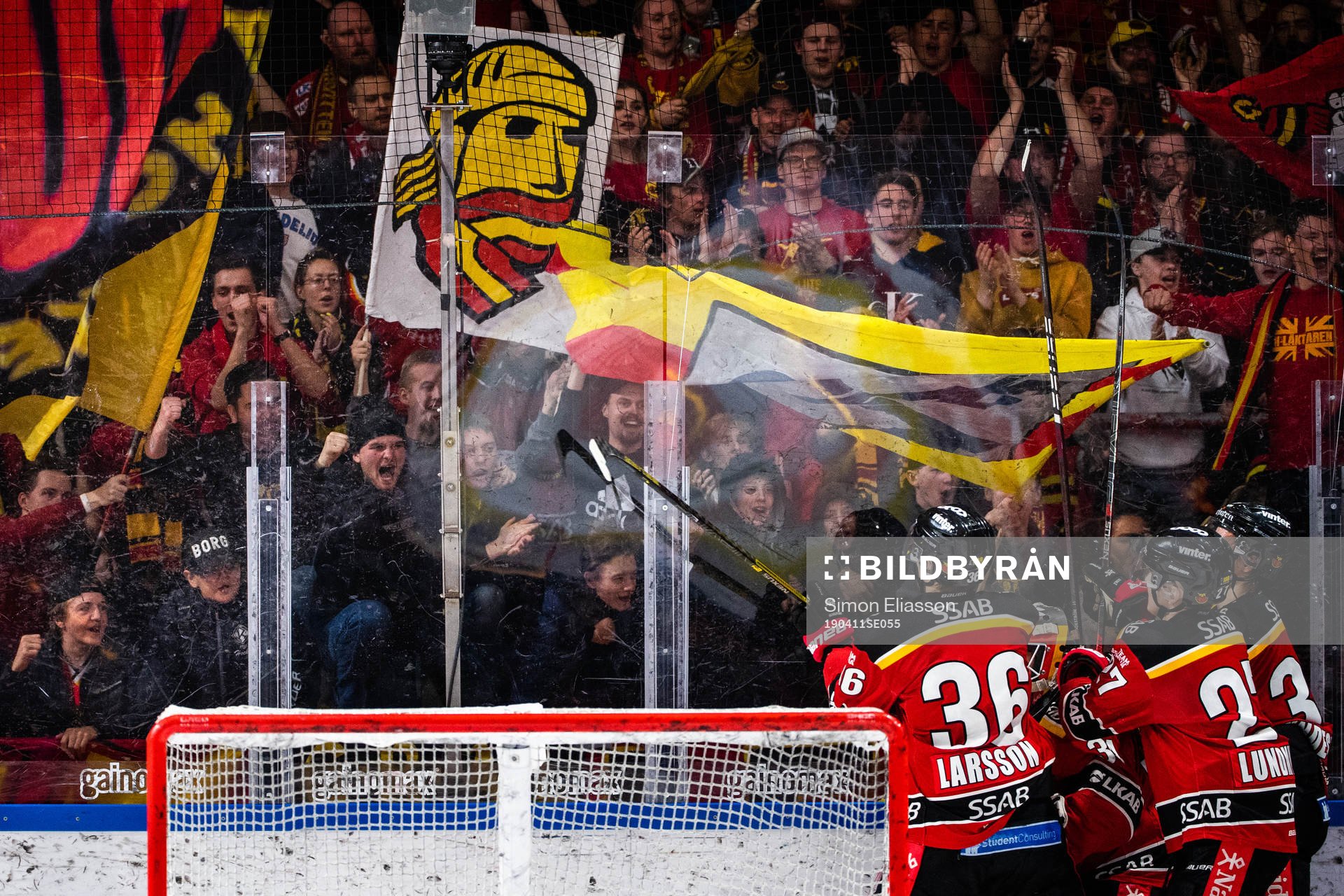 Luleås spelare tackar supportrarna och jublar