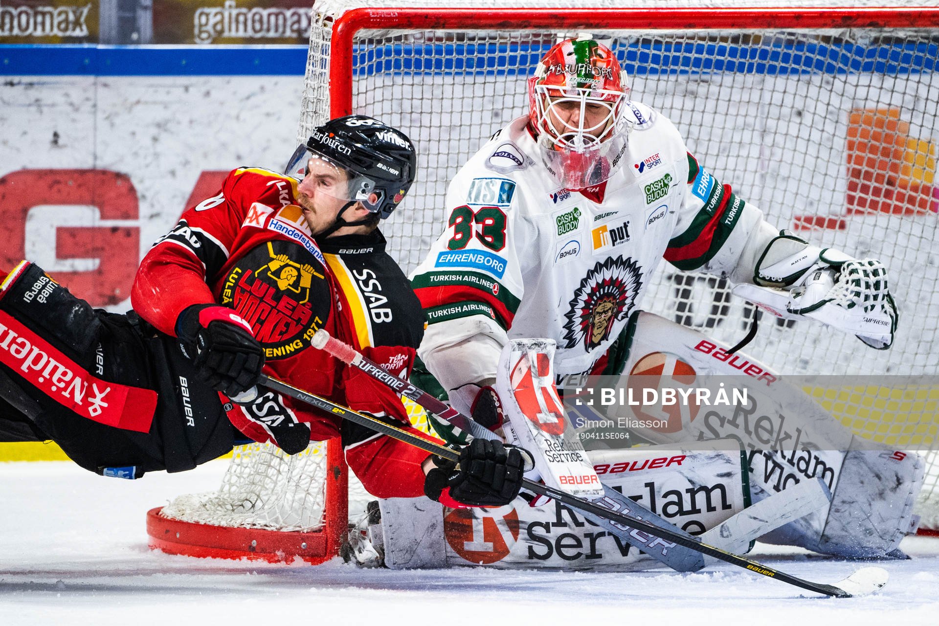 Luleås Emil Larsson och Frölundas målvakt Johan Mattsson