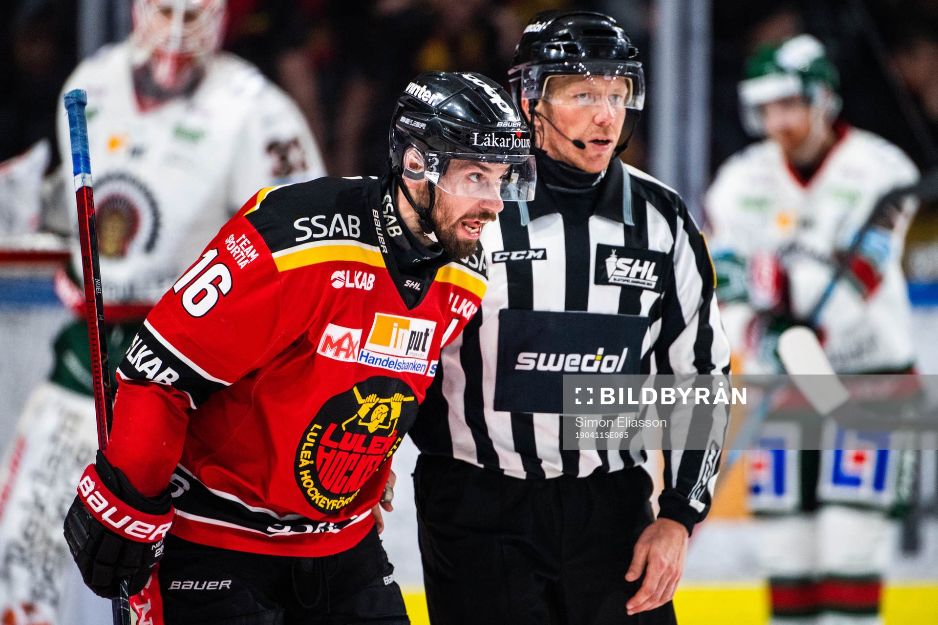 Luleås Niklas Olausson och Linjedomare Henrik Pihlblad
