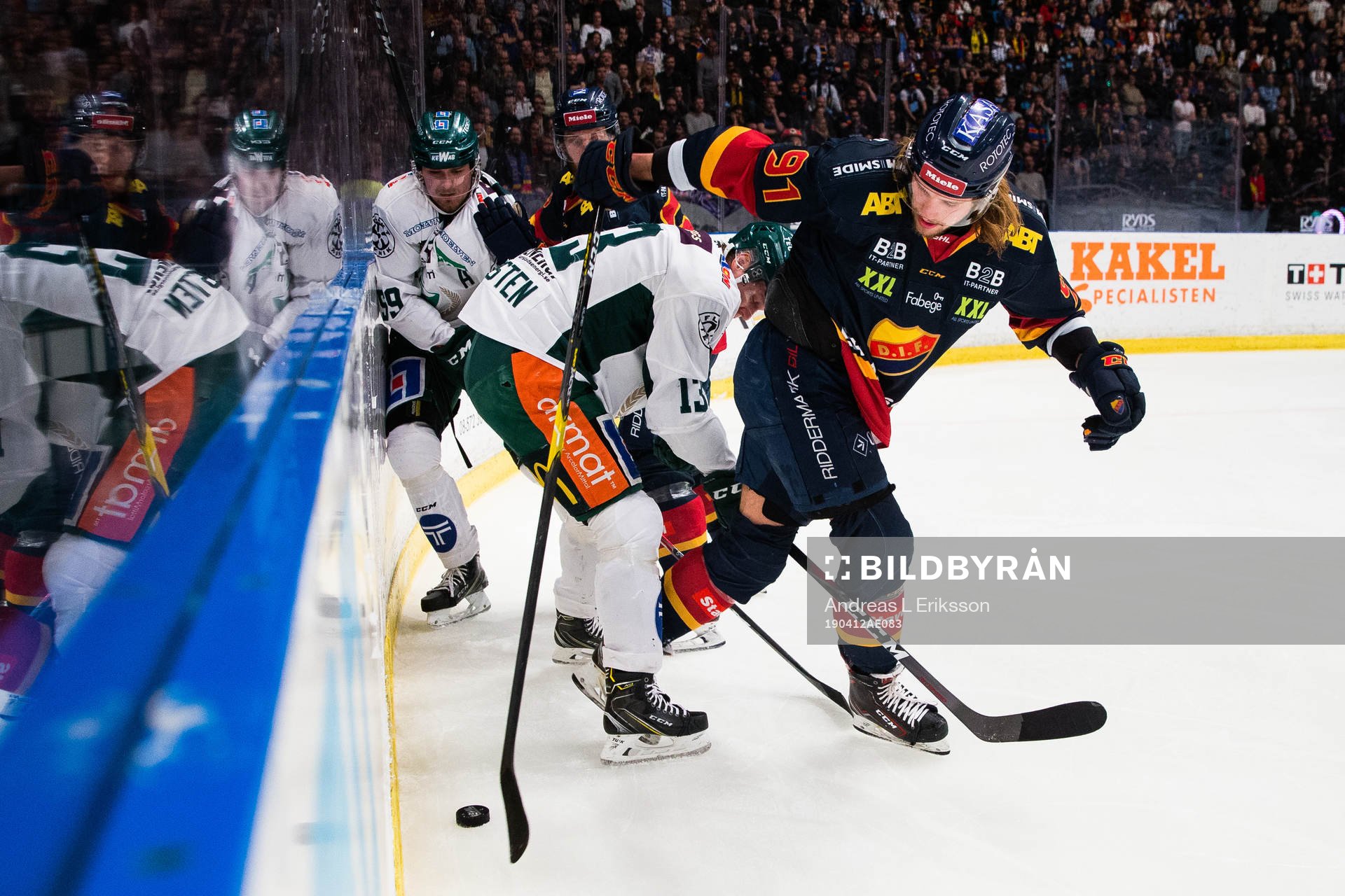 Färjestads Daniel Viksten i kamp om pucken med