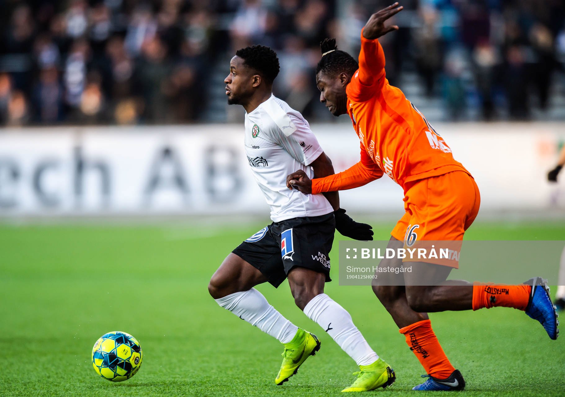 Örebros Kevin Wright och AFC Eskilstunas Samuel Nnamani
