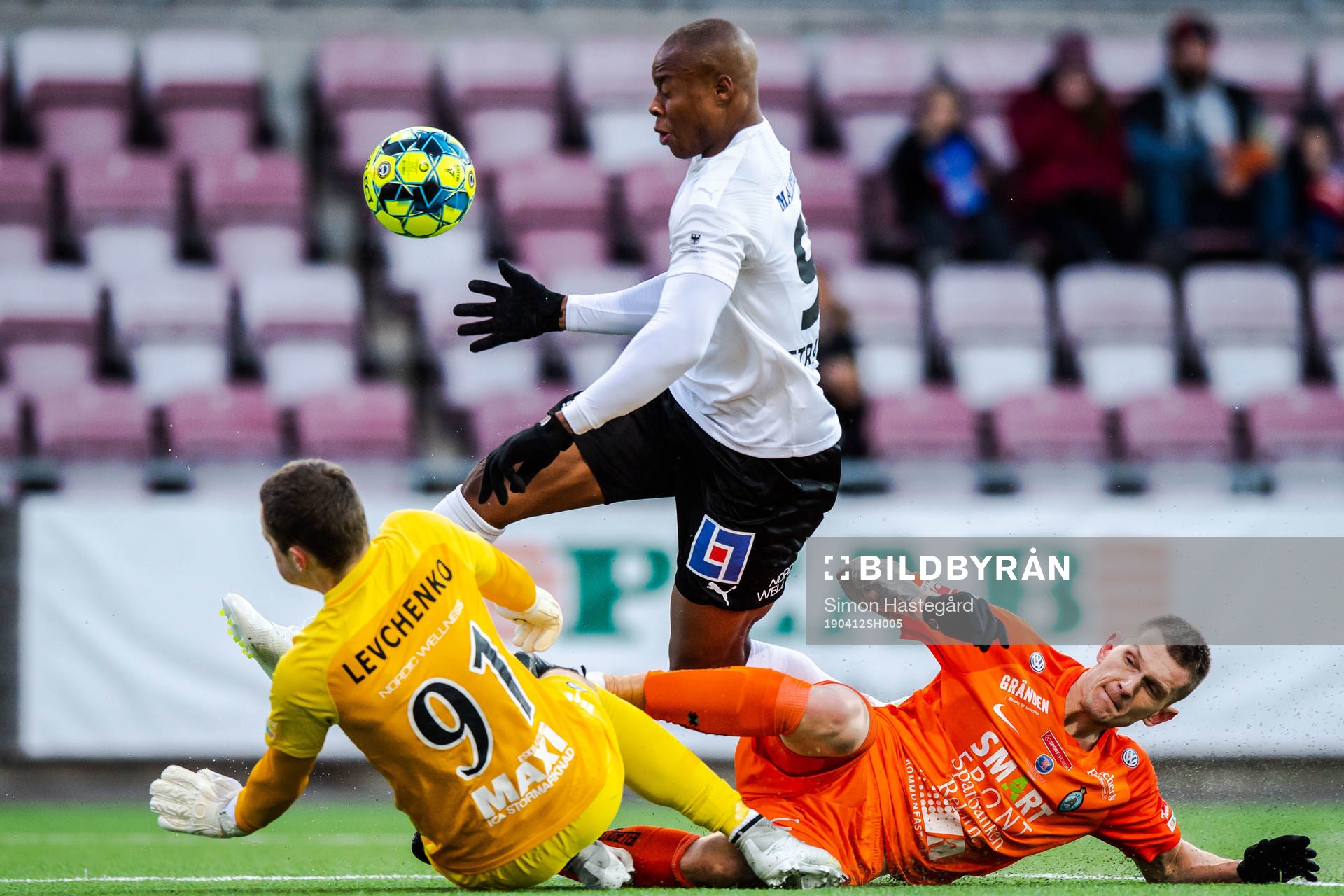 AFC Eskilstunas målvakt Ihor Levchenko och Mehmed Dresevic