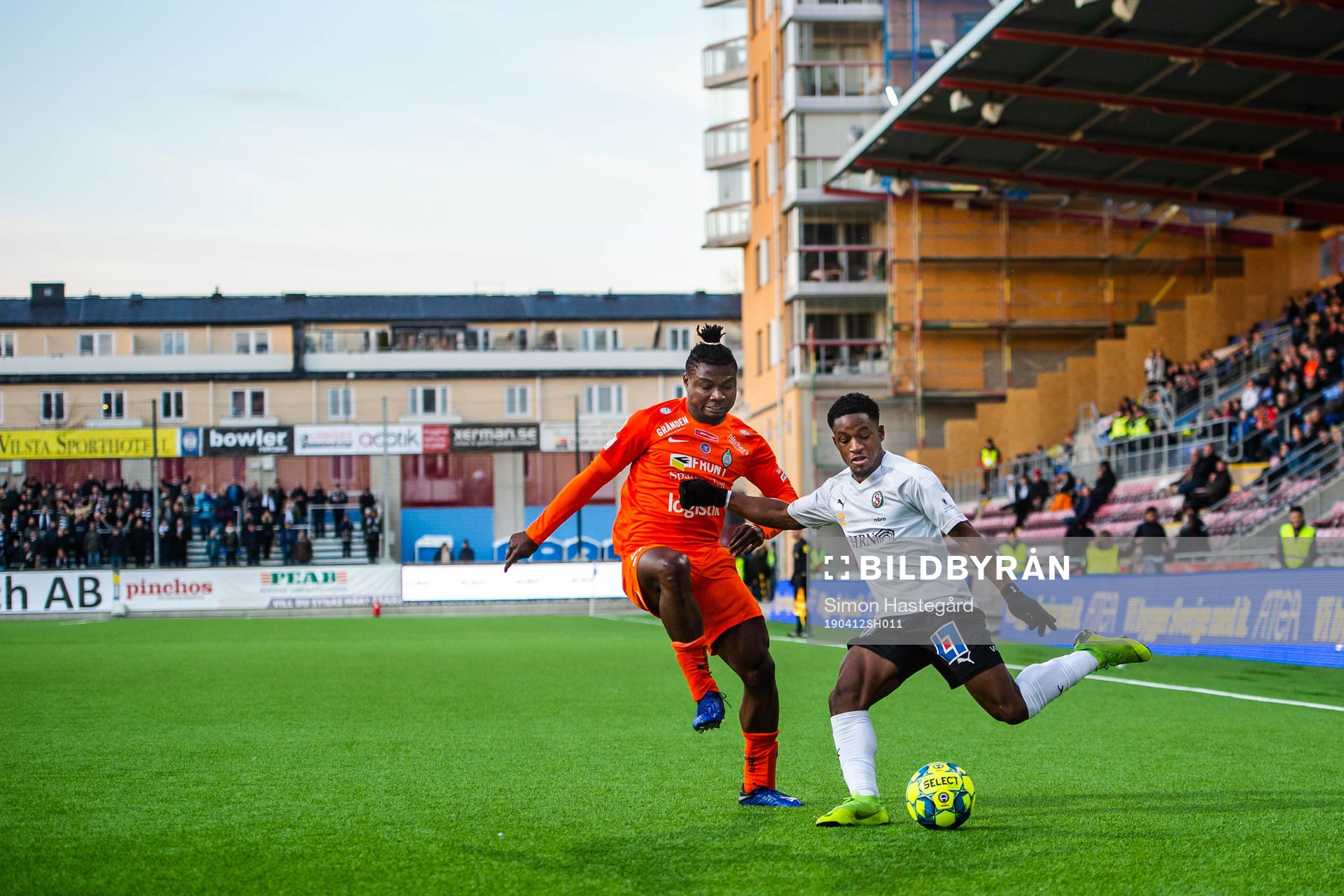 AFC Eskilstunas Samuel Nnamani och Örebros Kevin Wright
