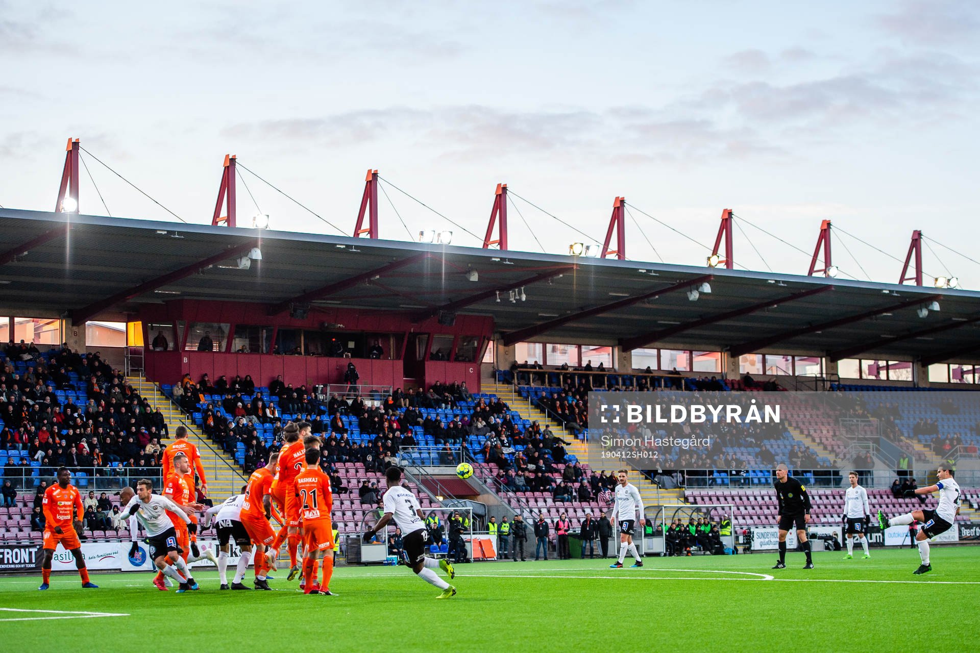 Örebros Nordin Gerzic med en frispark