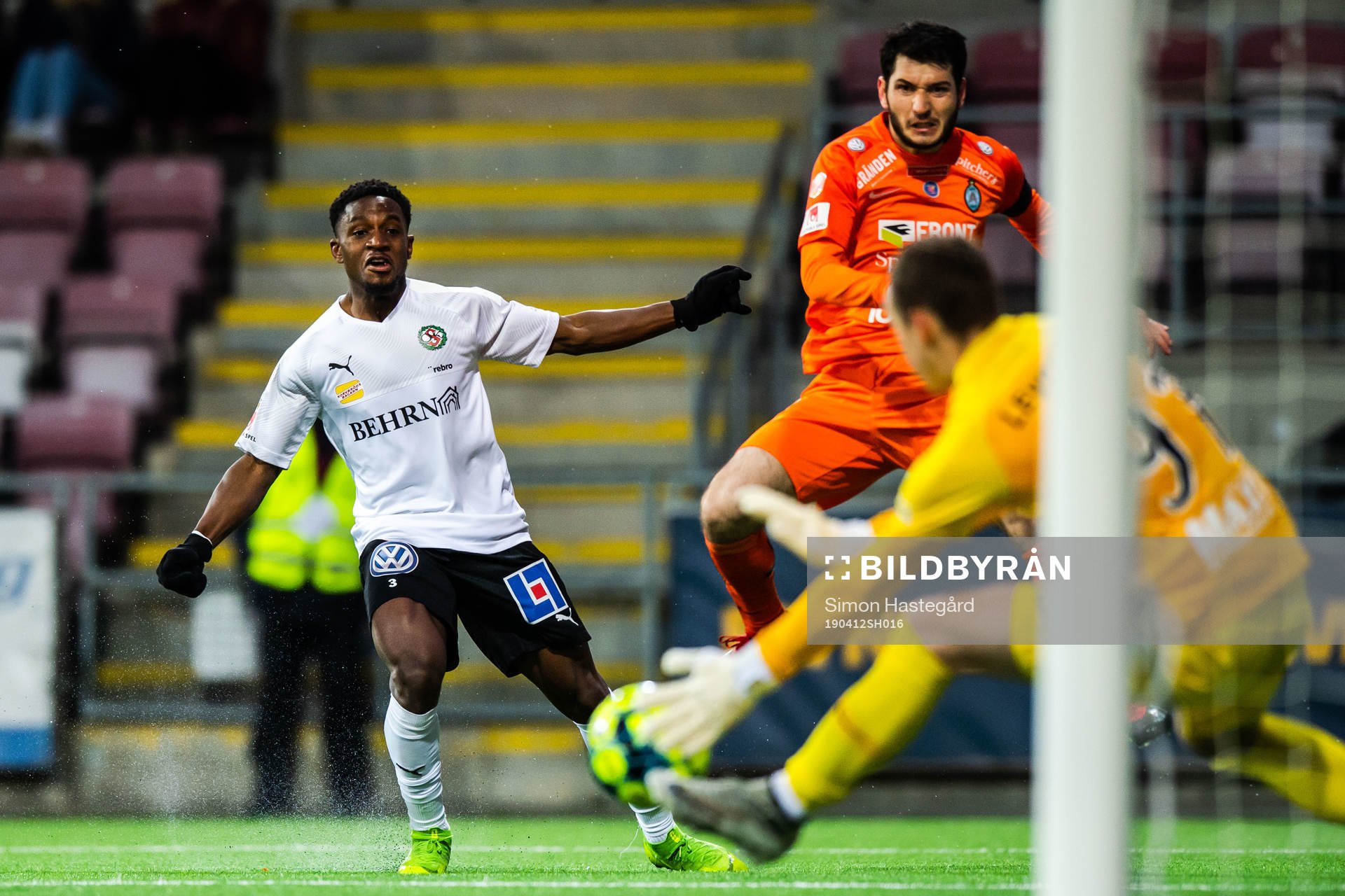 Örebros Kevin Wright och AFC Eskilstunas Adnan Kojic