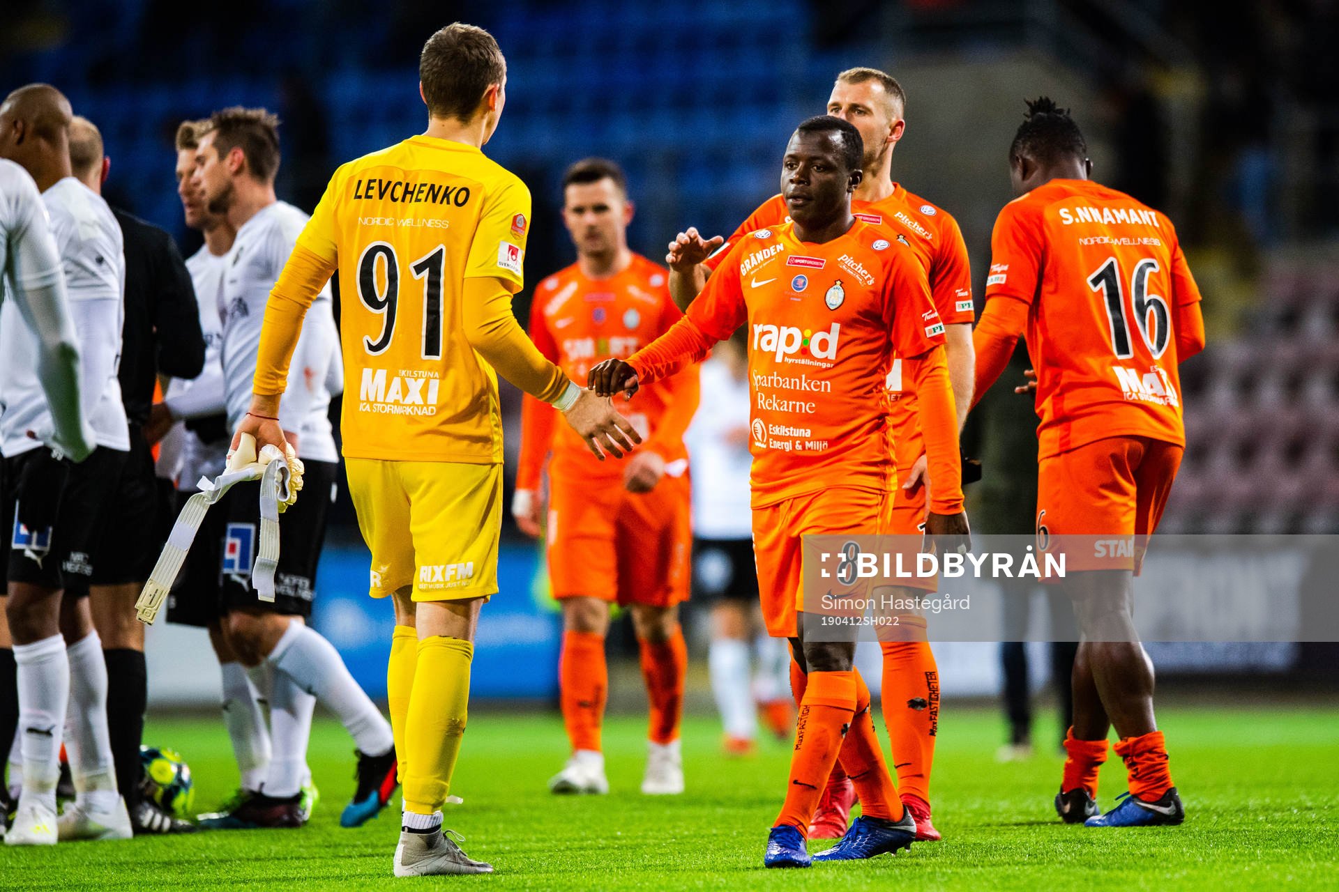 AFC Eskilstunas målvakt Ihor Levchenko och Ousmane Camara
