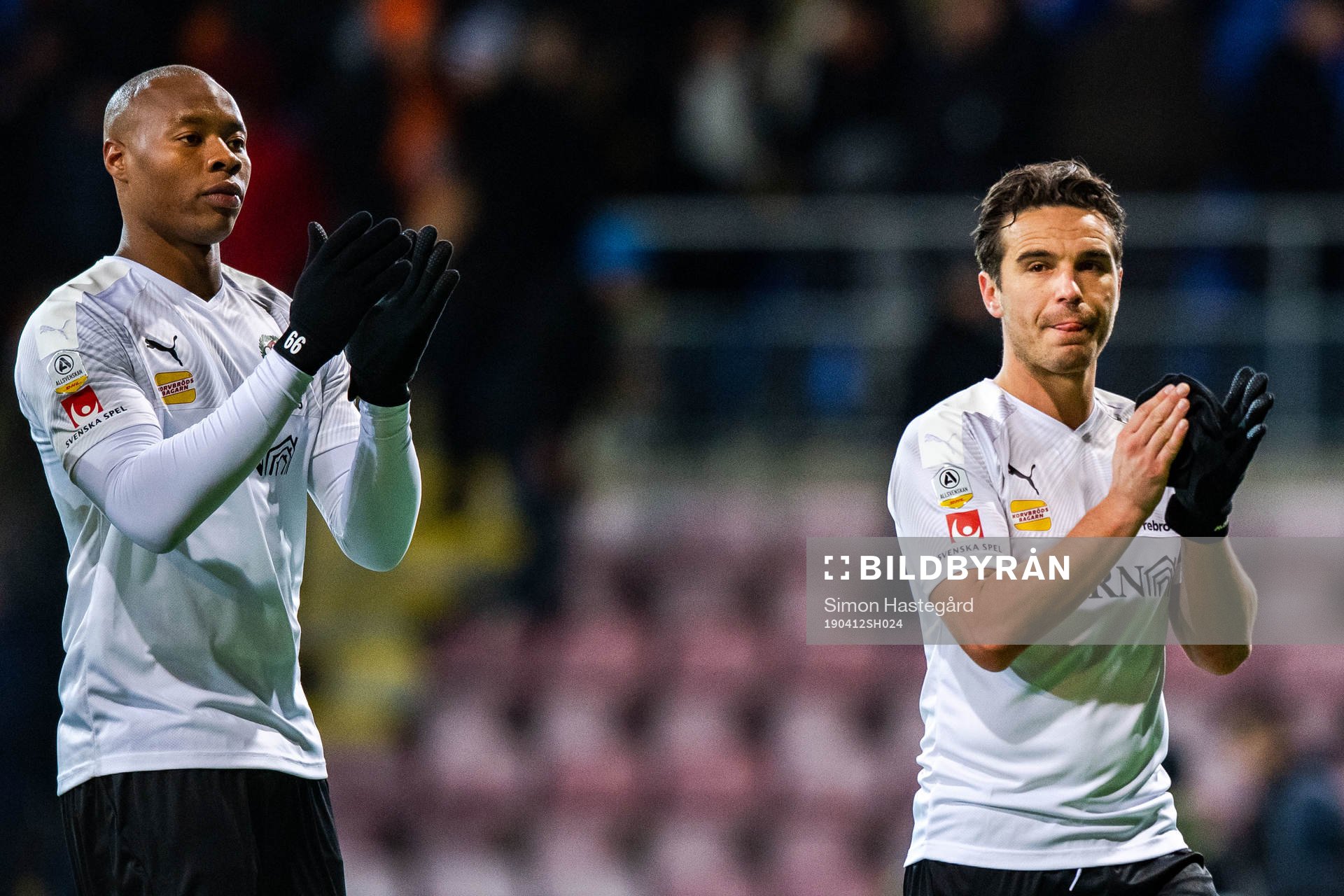 Örebros Carlos Strandberg och Nordin Gerzic tackar publiken