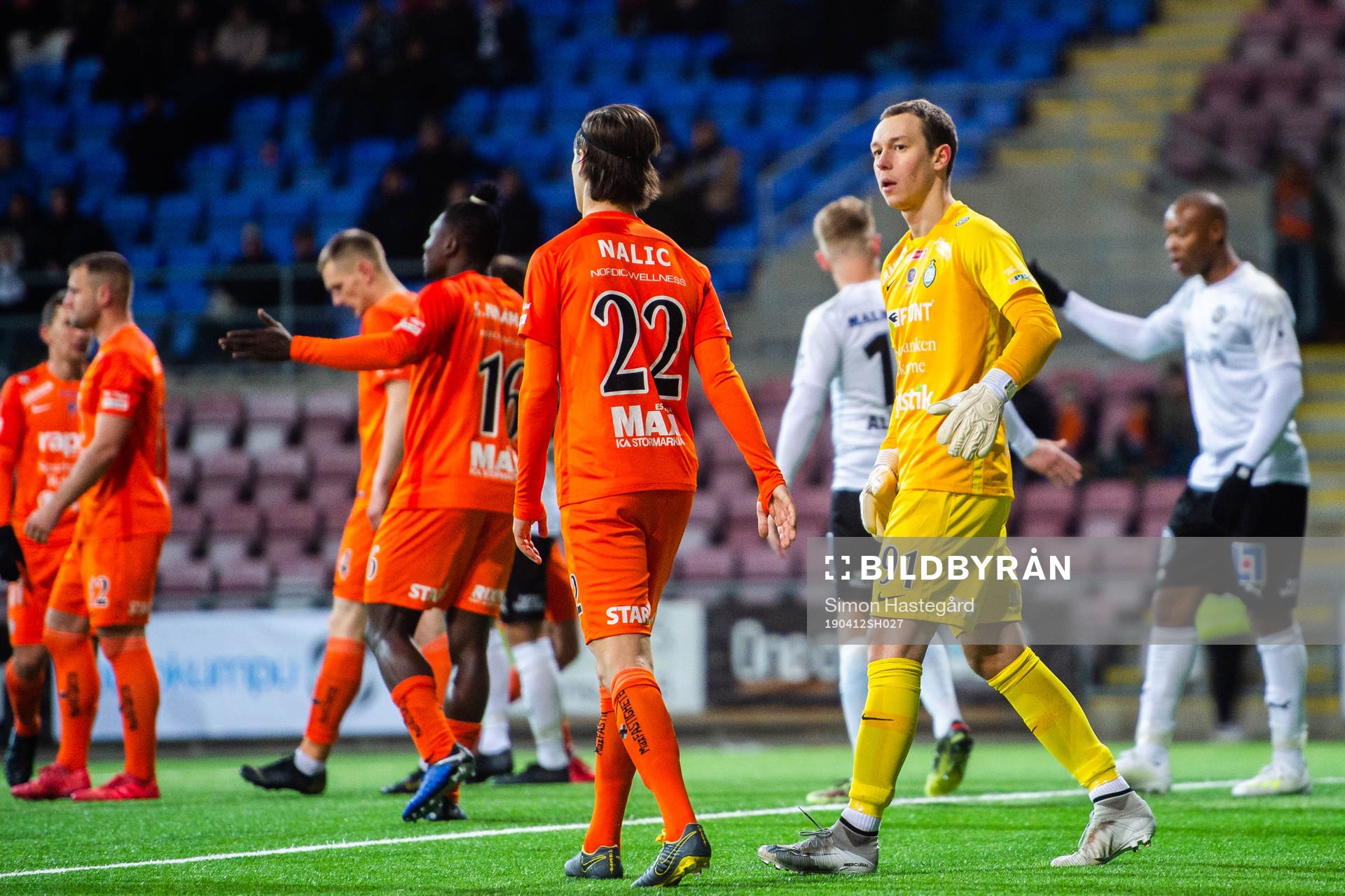 AFC Eskilstunas Adi Nalic och målvakt Ihor Levchenko jublar