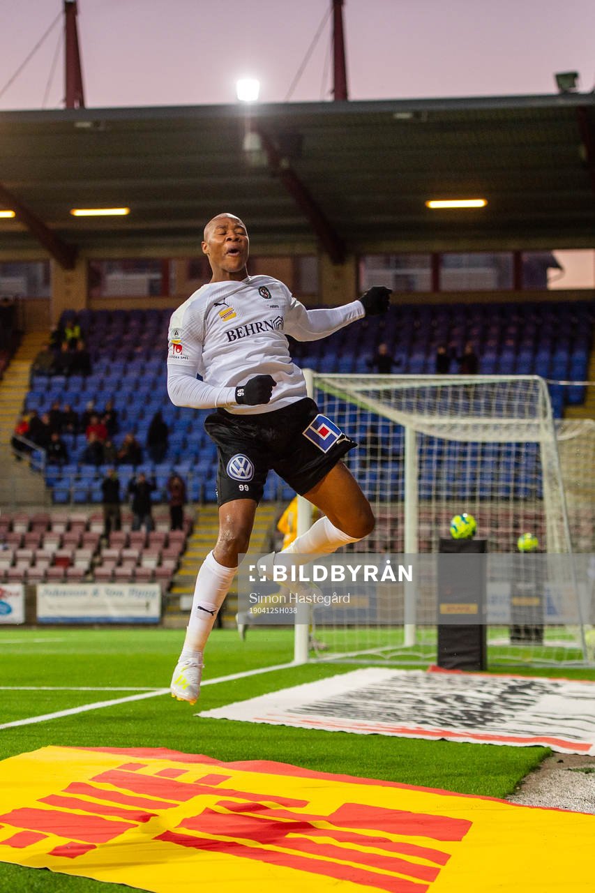 Örebros Carlos Strandberg jublar