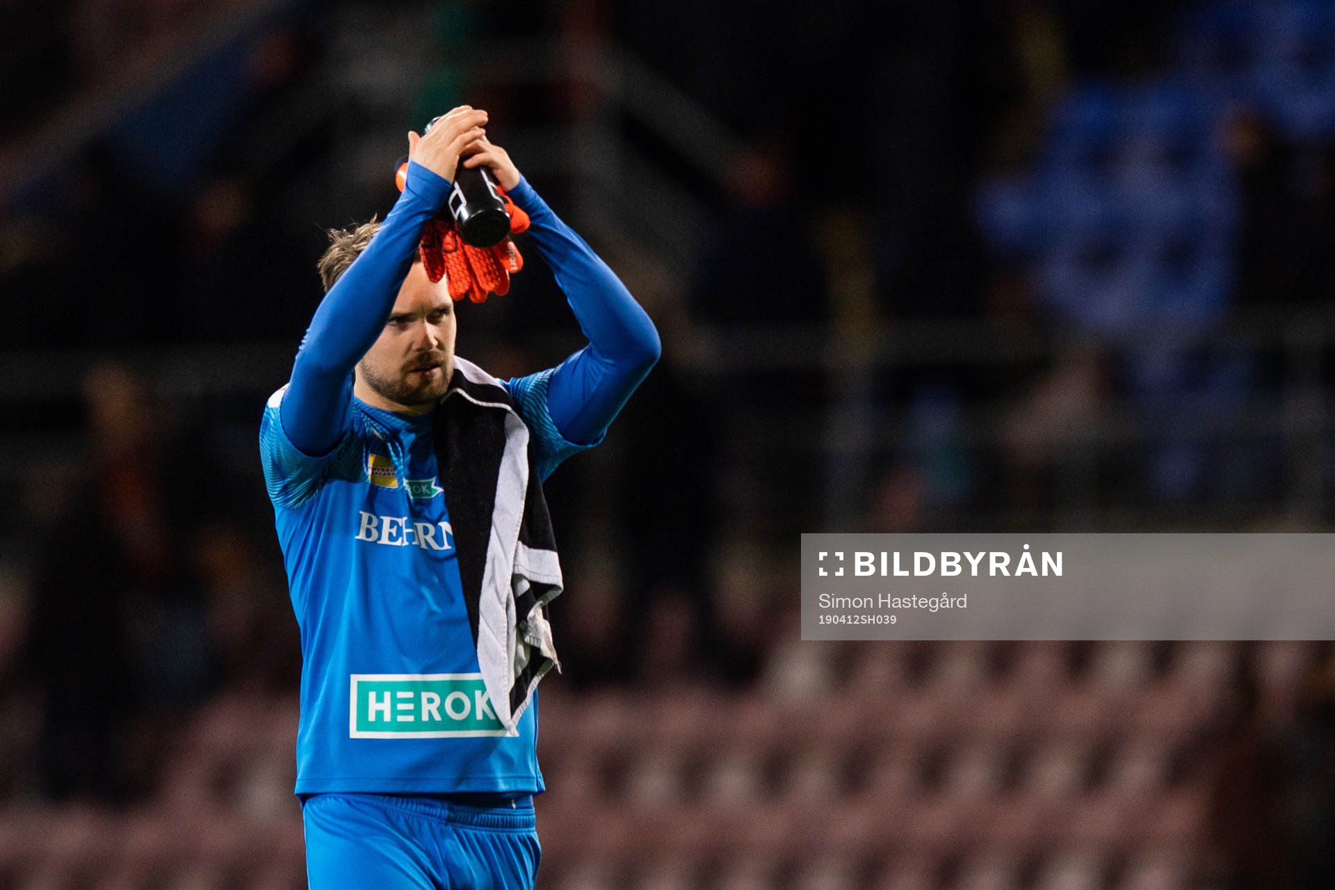 Örebros målvakt Oscar Jansson jublar efter fotbollsmatchen i Allsvenskan mellan AFC Eskilstuna och Örebro den 12 april 2019 i Eskilstuna.