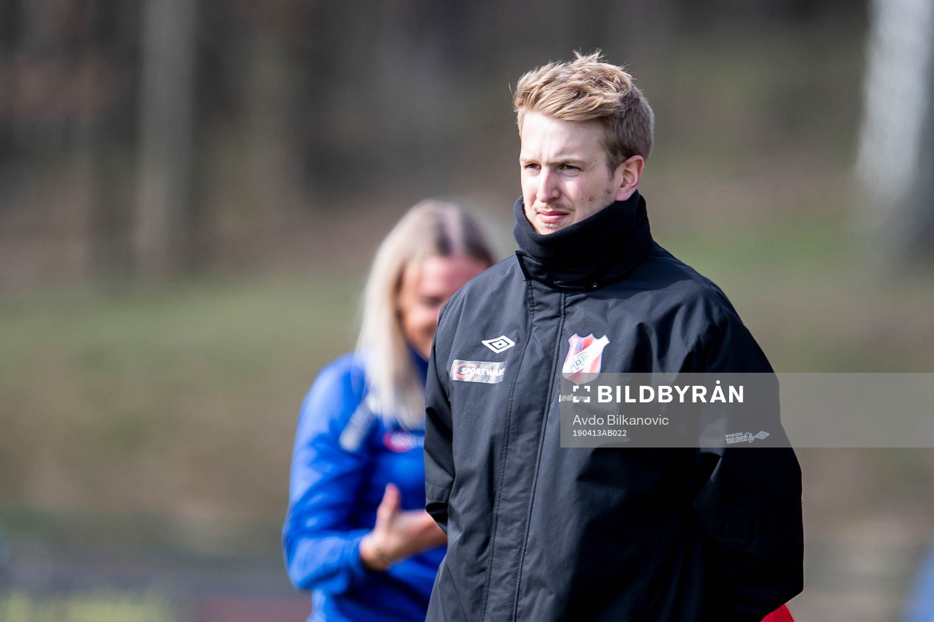 Höganäs assisterande tränare Linus Ahlberg efter slutsignalen under fotbollsmatchen i Div 3 Södra mellan Högaborg och Höganäs den 13 April 2019 i Helsingborg.