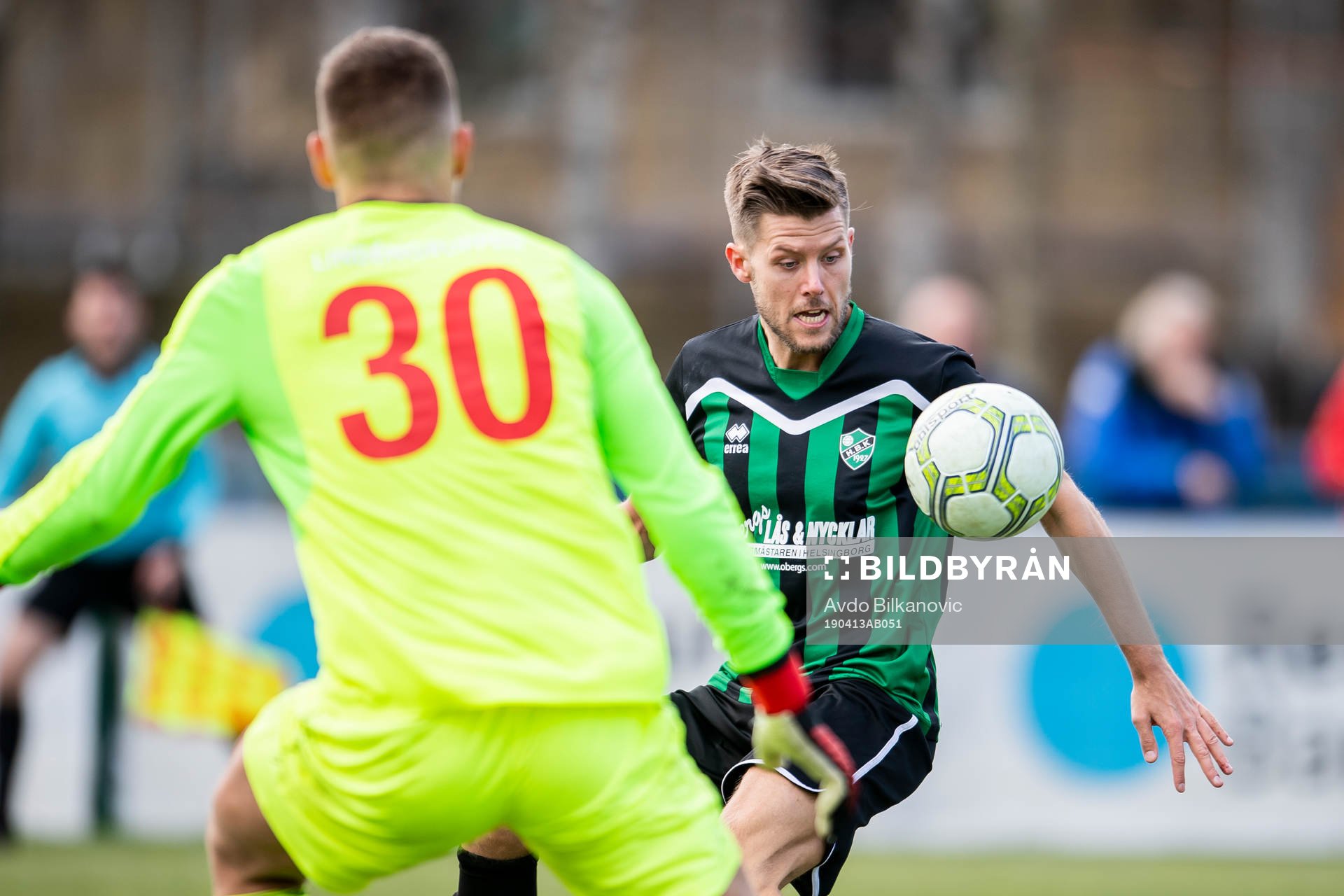 Högaborgs Matthias Holenstein framför Höganäs målvakt