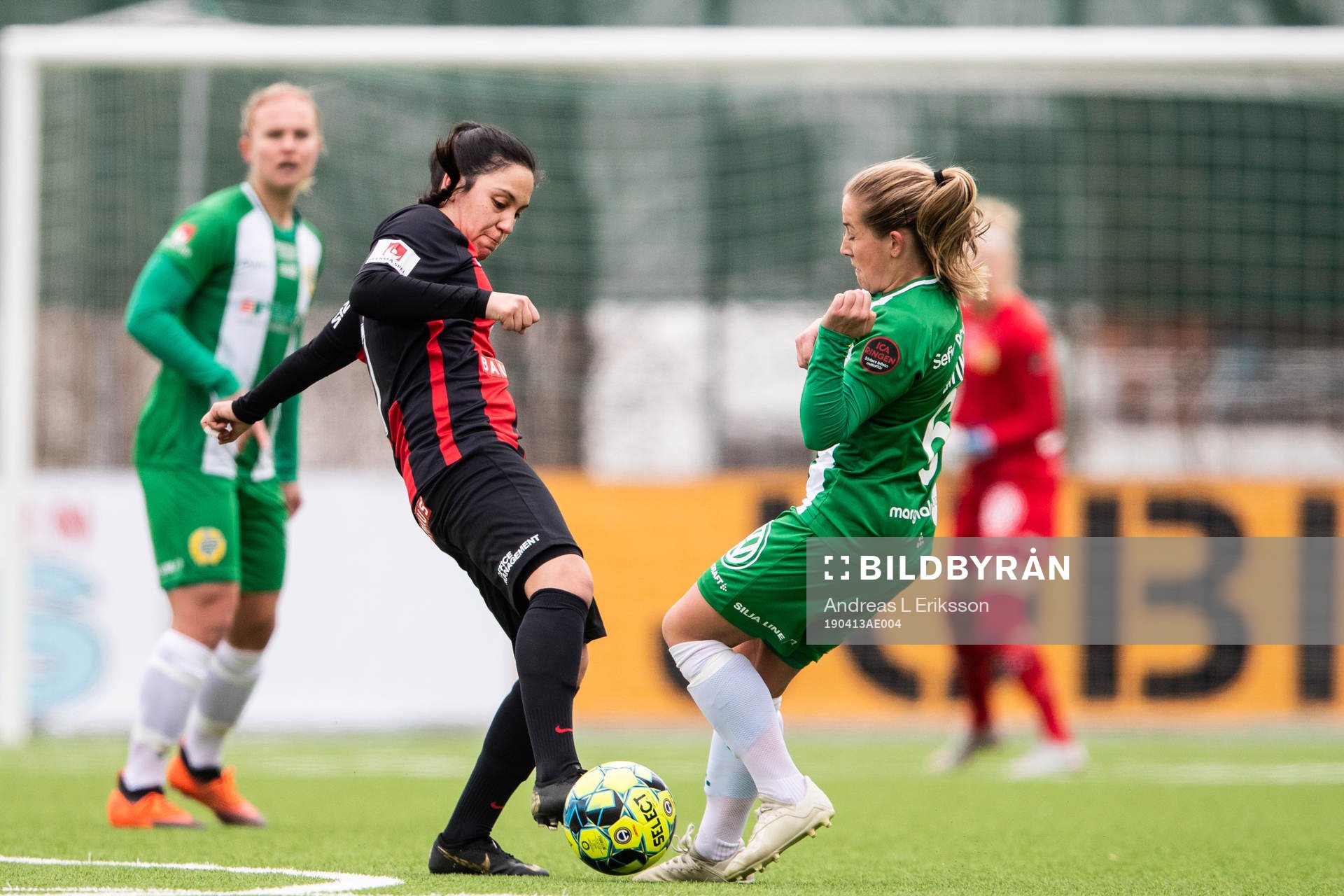 Brommapojkarnas Michelle Rojas Flores och Hammarbys Felicia
