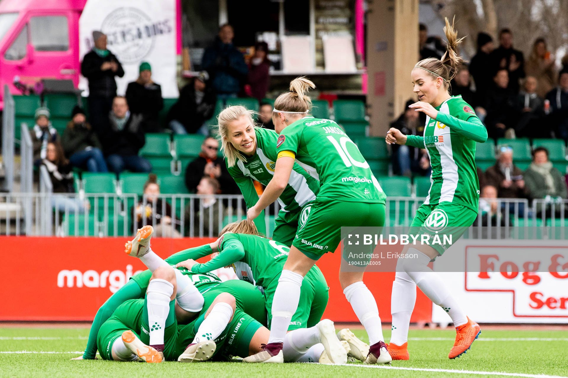 Hammarbys Astrid Larsson jublar med lagkamrater