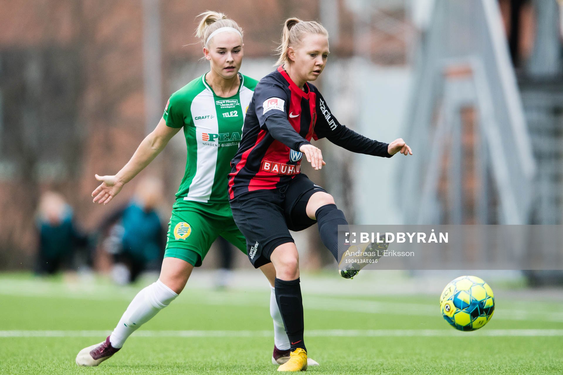 Hammarbys Emma Jansson i kamp om bollen med Brommapojkarnas Emelie Eriksson under fotbollsmatchen i Elitettan mellan Hammarby och Brommapojkarna den 13 april 2019 i Stockholm.