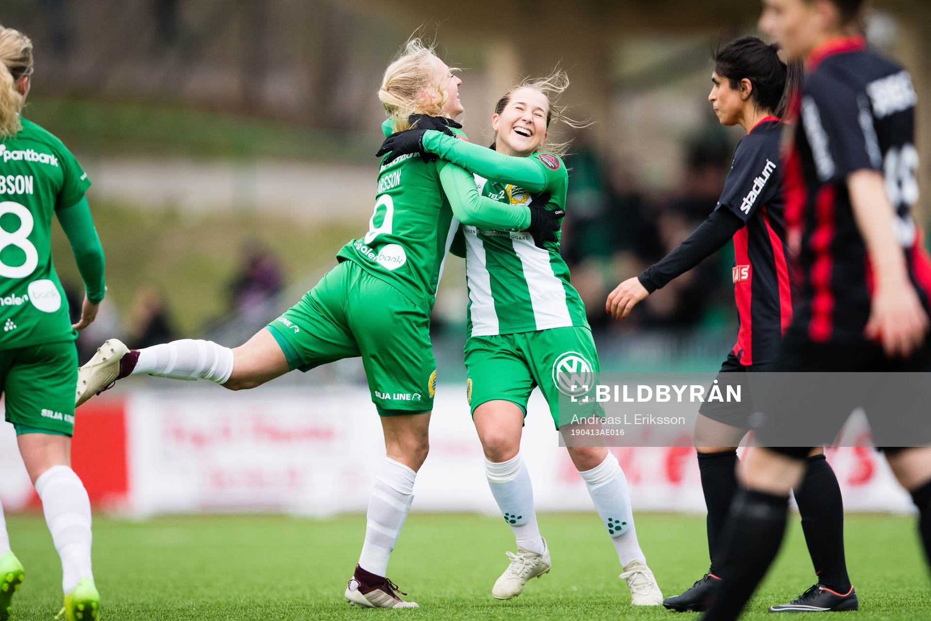 Hammarbys Astrid Larsson jublar tillsammans Felicia Saving efter att ha gjort 4-0 för Hammarbys under fotbollsmatchen i Elitettan mellan Hammarby och Brommapojkarna den 13 april 2019 i Stockholm.