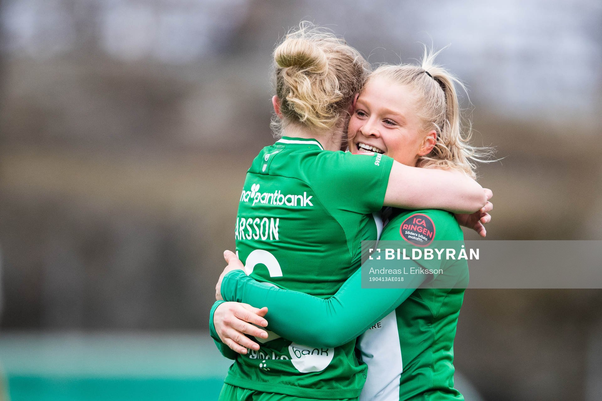 Hammarbys Emilia Larsson jublar tillsammans med Klara Folkesson som gjort 3-0 för Hammarby under fotbollsmatchen i Elitettan mellan Hammarby och Brommapojkarna den 13 april 2019 i Stockholm.