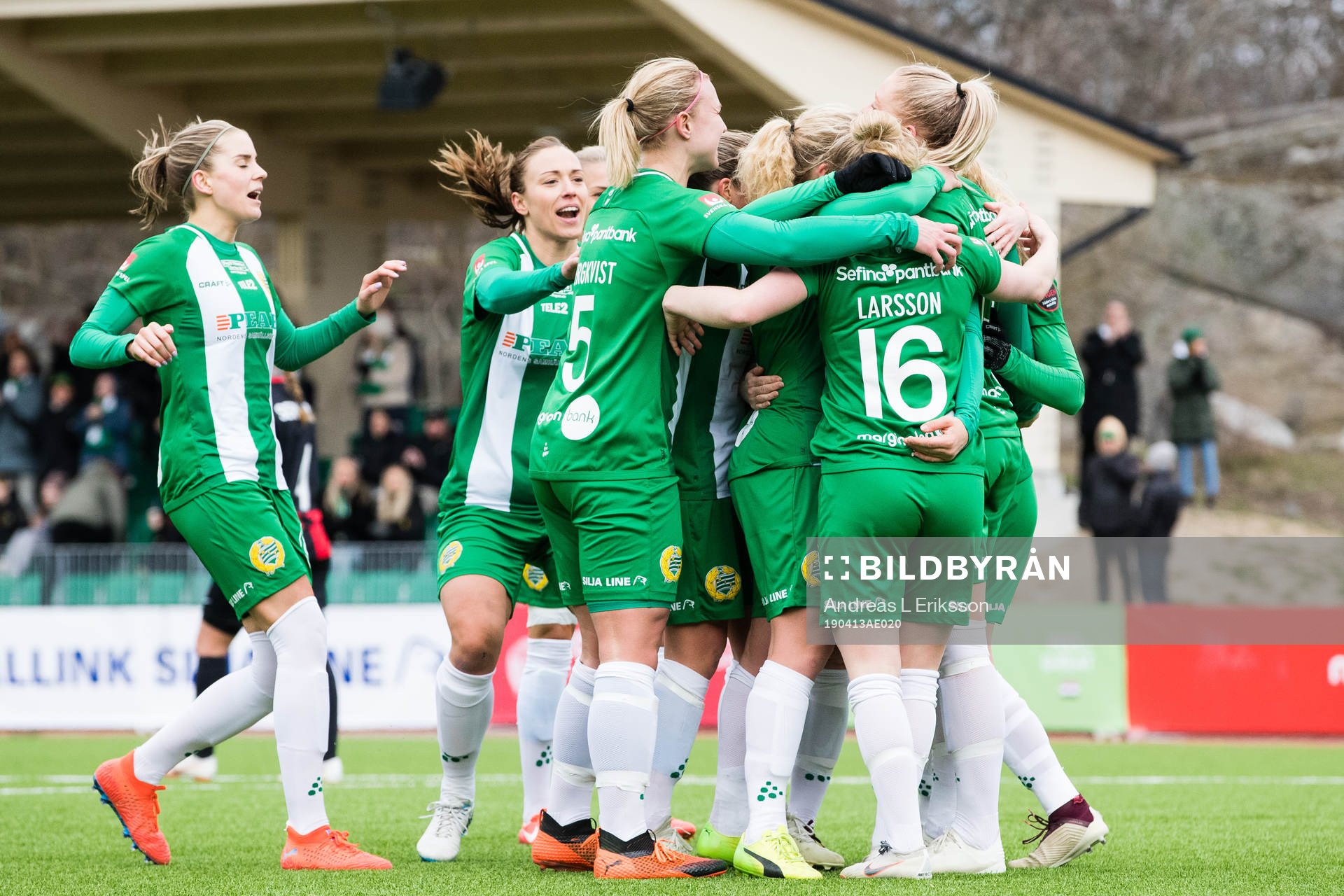 Hammarbys pelare jublar efter att Klara Folkesson gjort 3-0 för Hammarby under fotbollsmatchen i Elitettan mellan Hammarby och Brommapojkarna den 13 april 2019 i Stockholm.