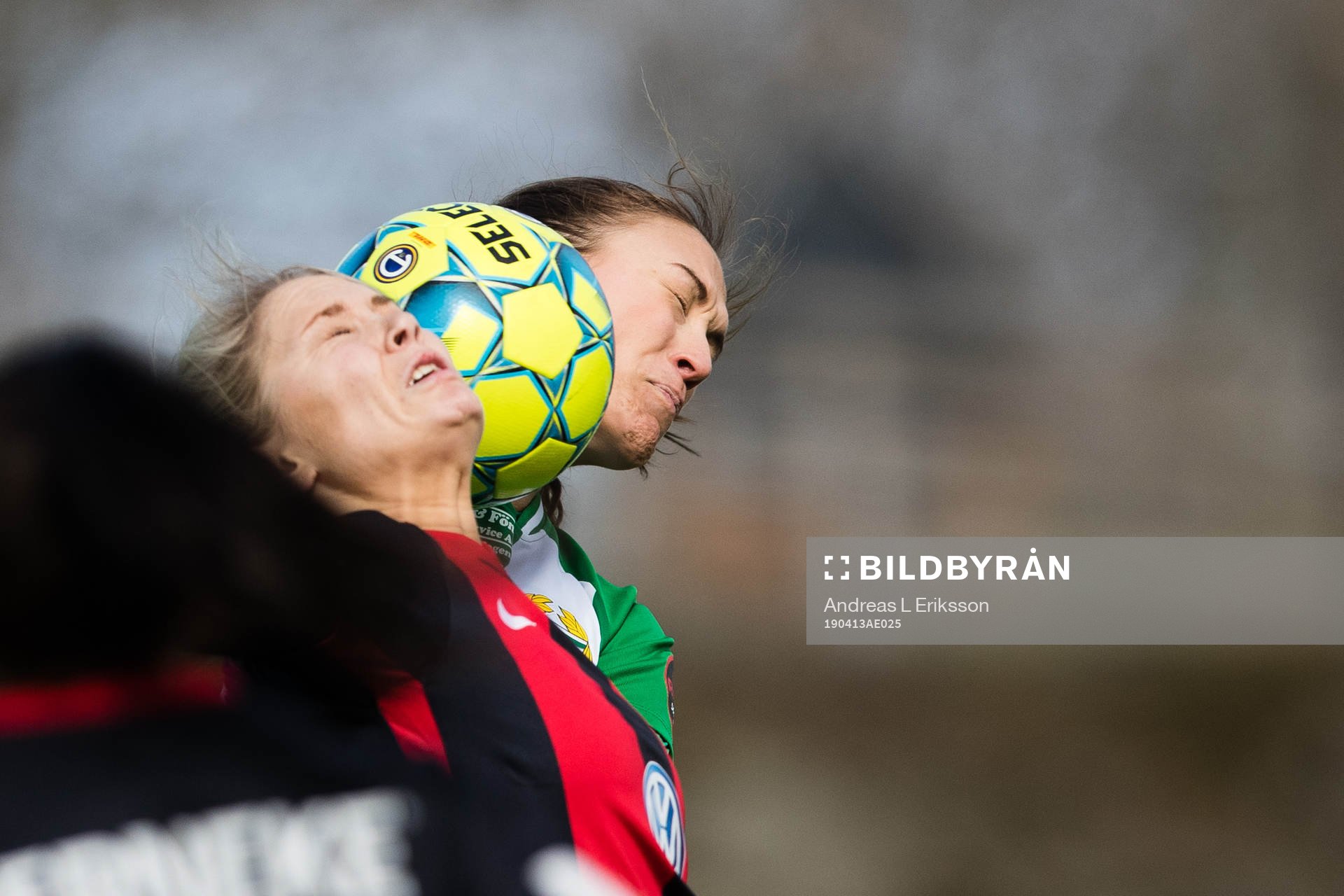 Brommapojkarnas  Mathilda Prim i en nickduell med Hammarbys