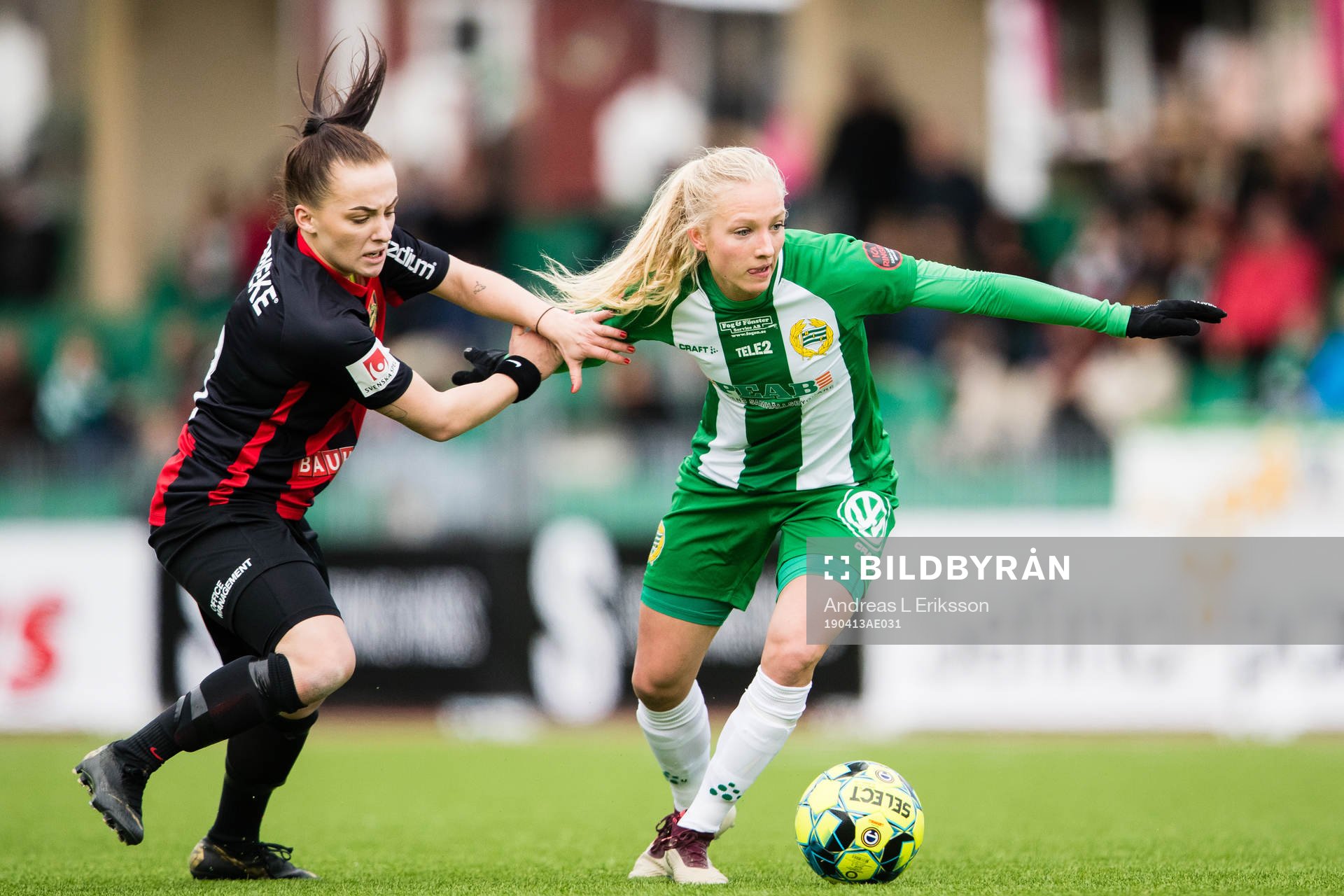Brommapojkarnas Filippa Wallén i kamp om bollen med Hammarbys Astrid Larsson under fotbollsmatchen i Elitettan mellan Hammarby och Brommapojkarna den 13 april 2019 i Stockholm.
