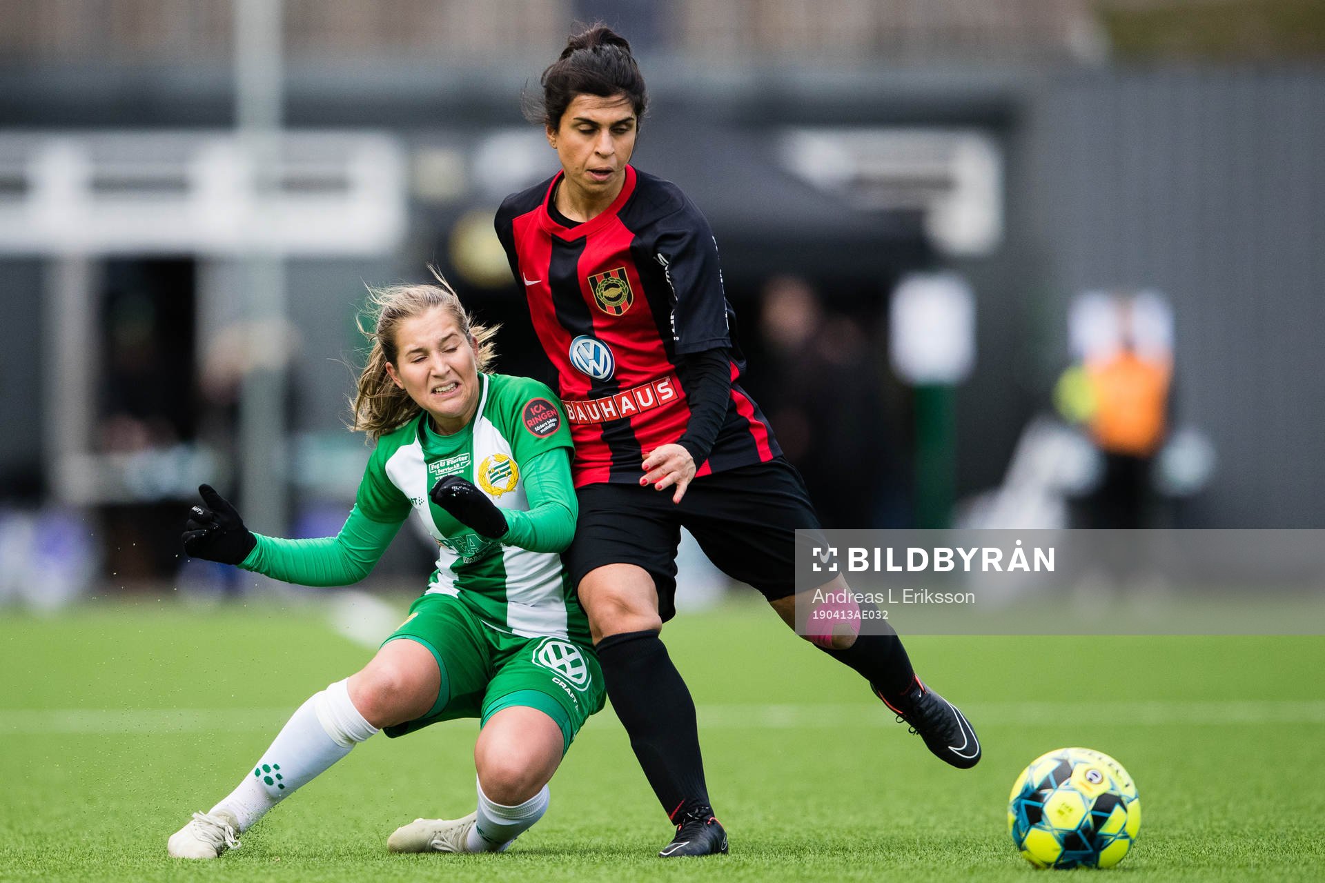 Hammarbys Felicia Saving i kamp om bollen med