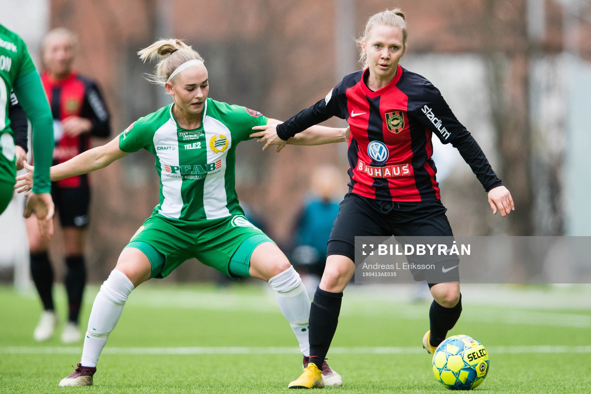 Hammarbys Emma Jansson i kamp om bollen med Brommapojkarnas