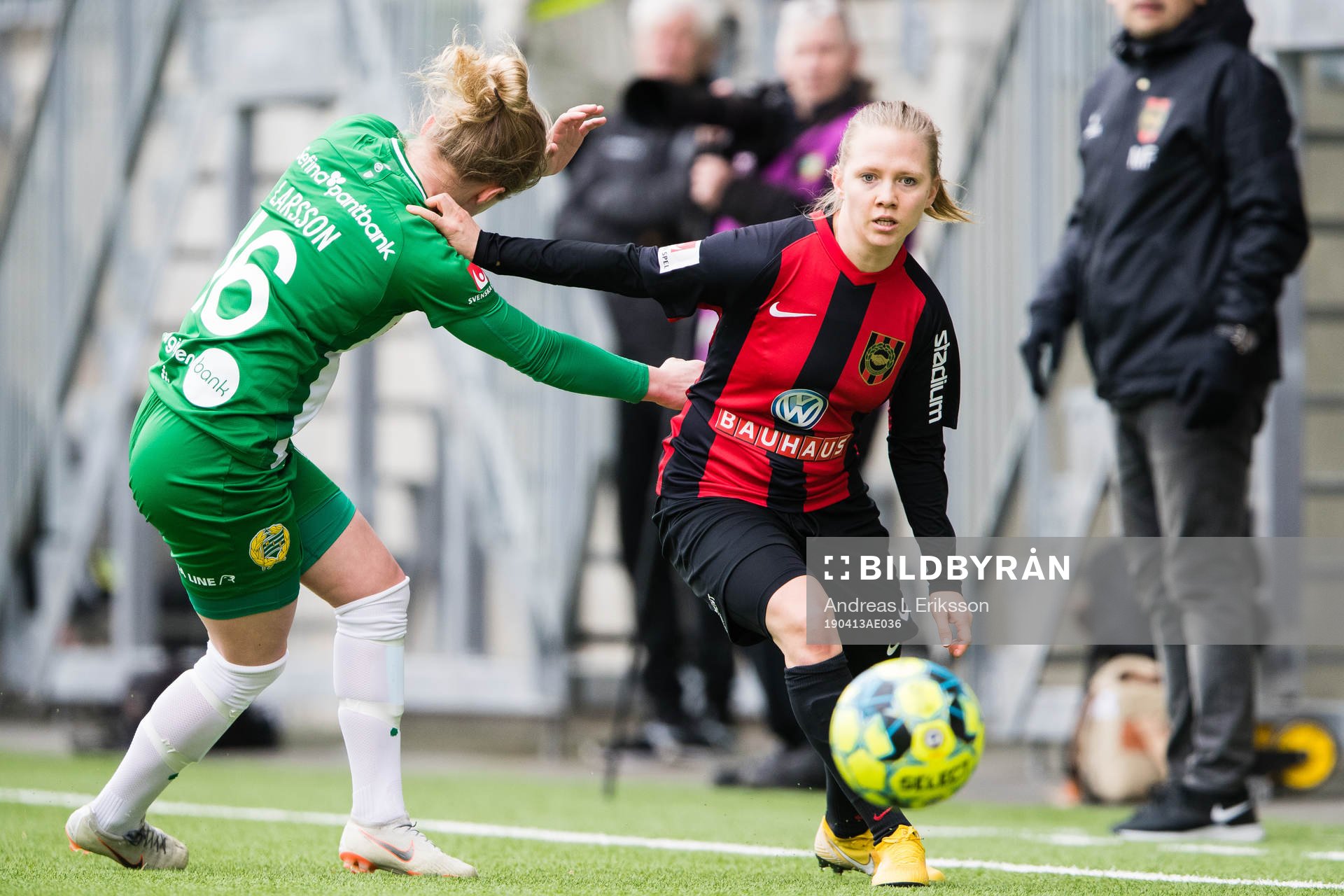 Hammarbys Emilia Larsson i kamp om bollen med