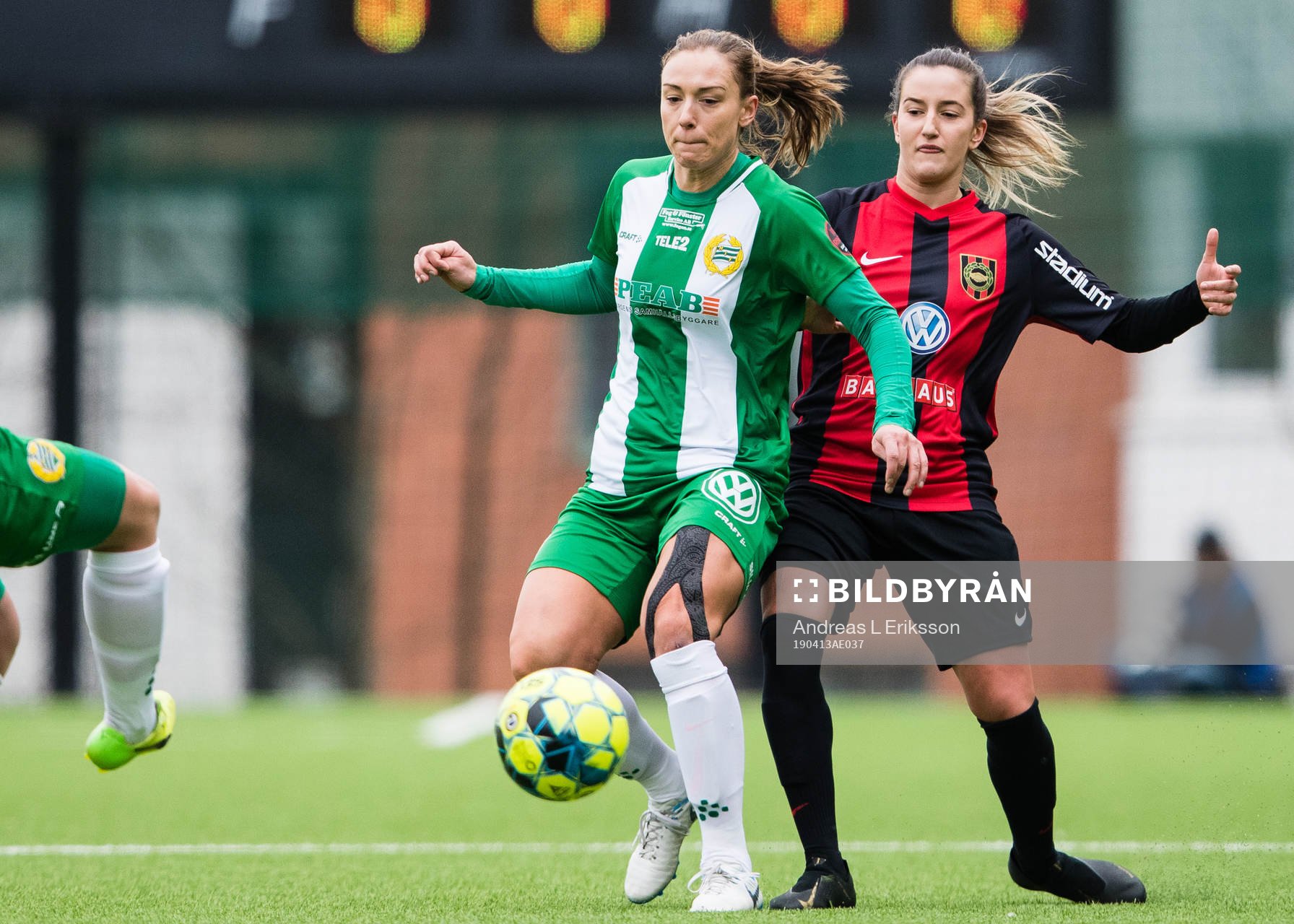 Hammarbys Fanny Johansson i kamp om bollen med