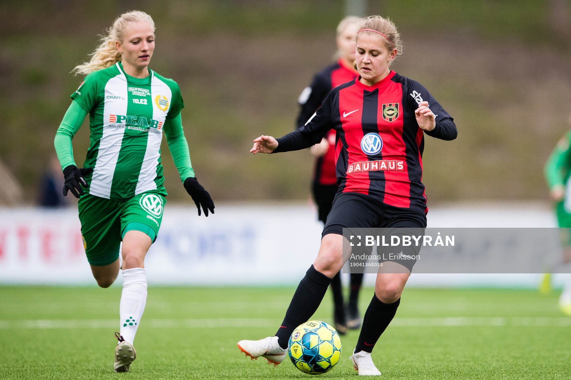 Hammarbys Astrid Larsson och Brommapojkarnas Felicia Thörngren under fotbollsmatchen i Elitettan mellan Hammarby och Brommapojkarna den 13 april 2019 i Stockholm.