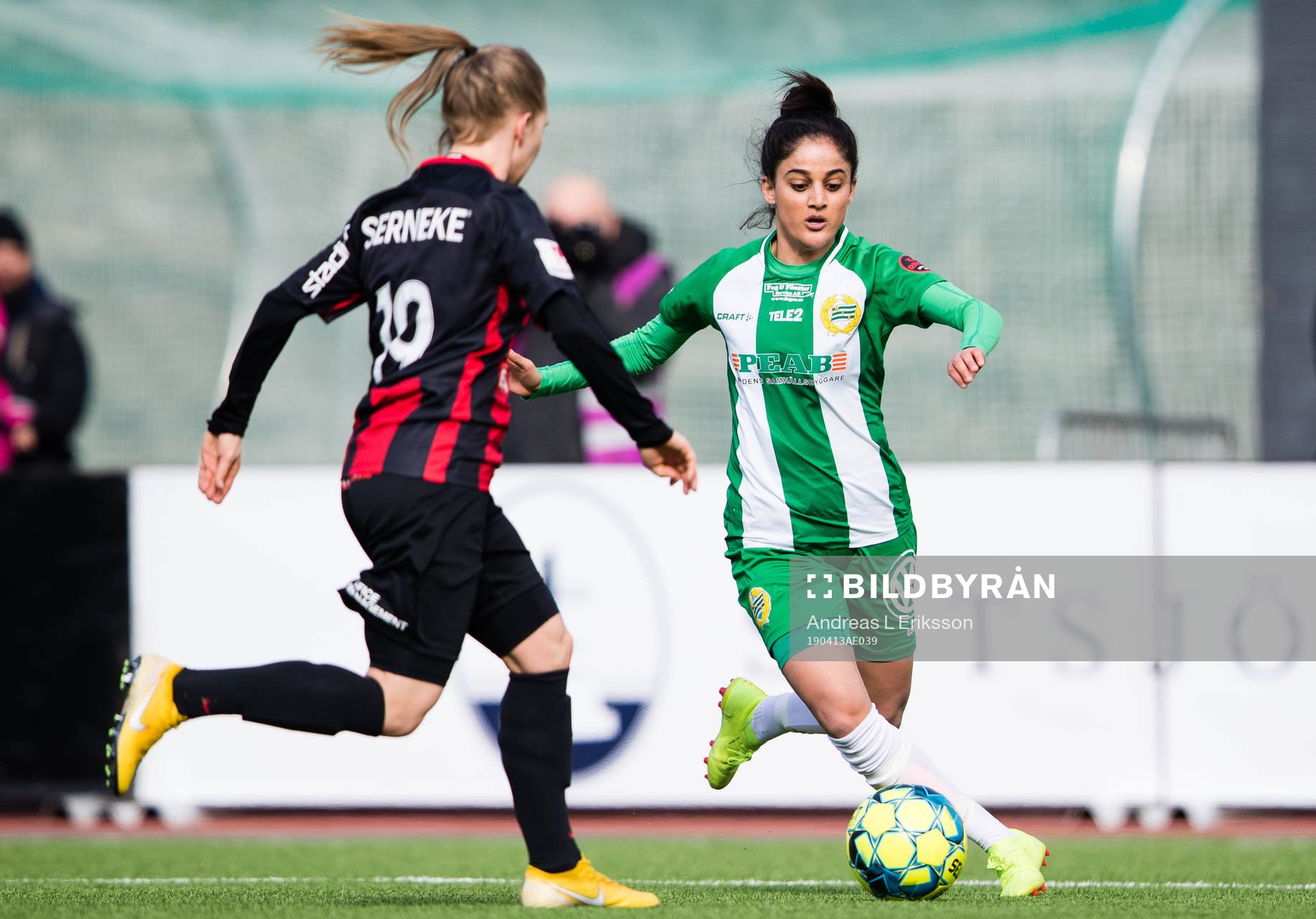 Brommapojkarnas Emelie Eriksson och Hammarbys Lawlaw Nazeri